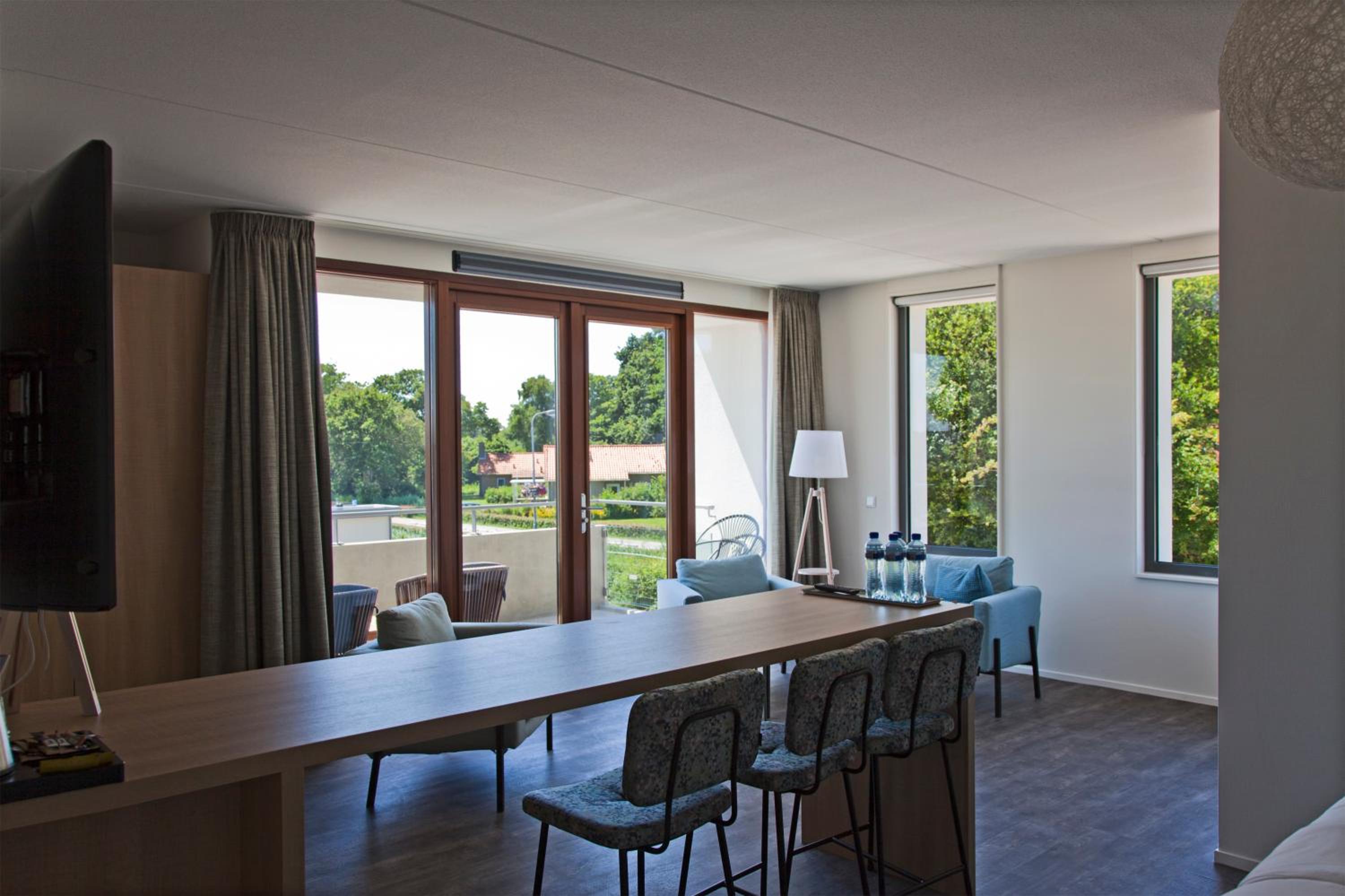 Comfort Family Room with Balcony (No pets allowed) photo 3