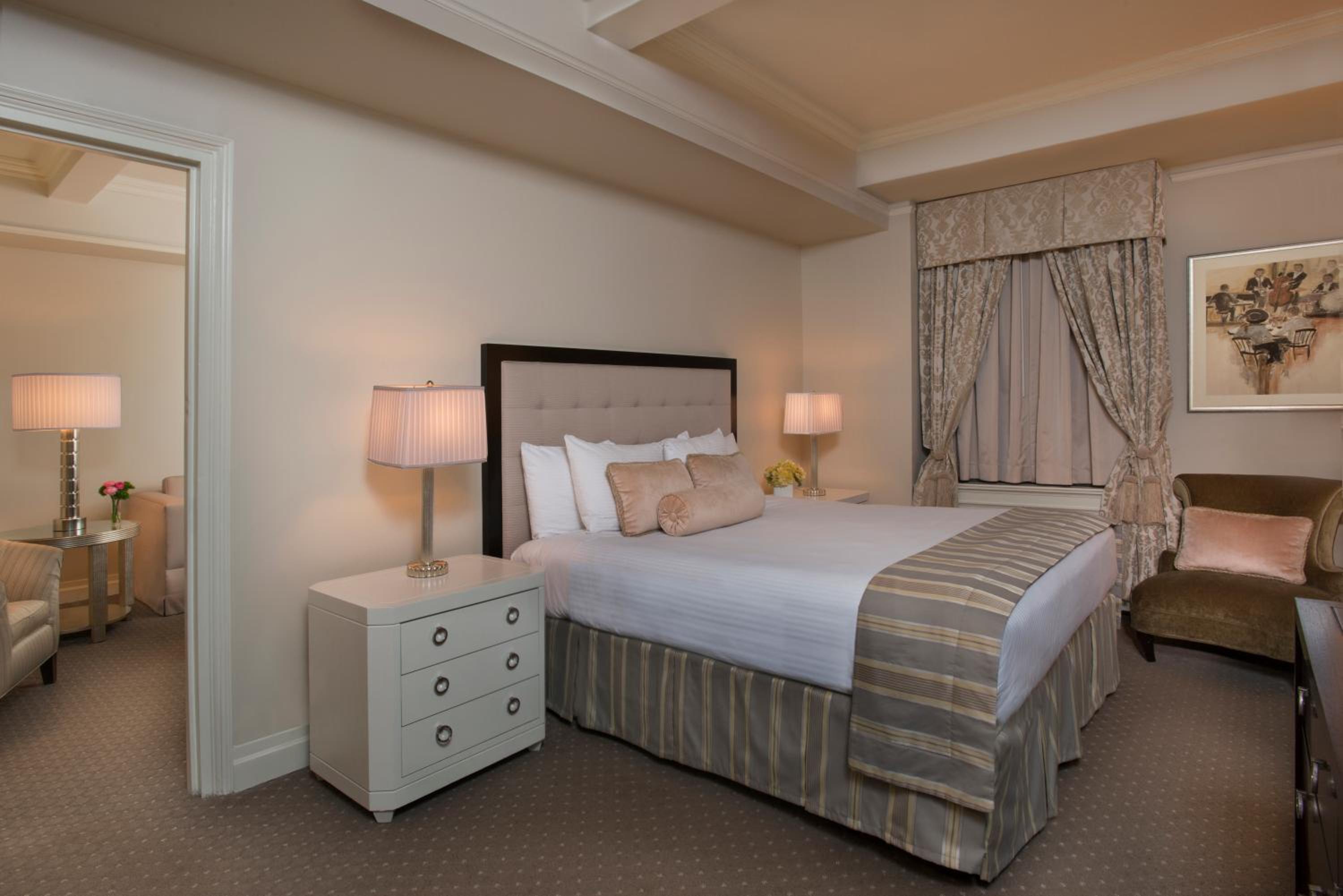 Premier One Bedroom Suite with King Bed - Photo 2