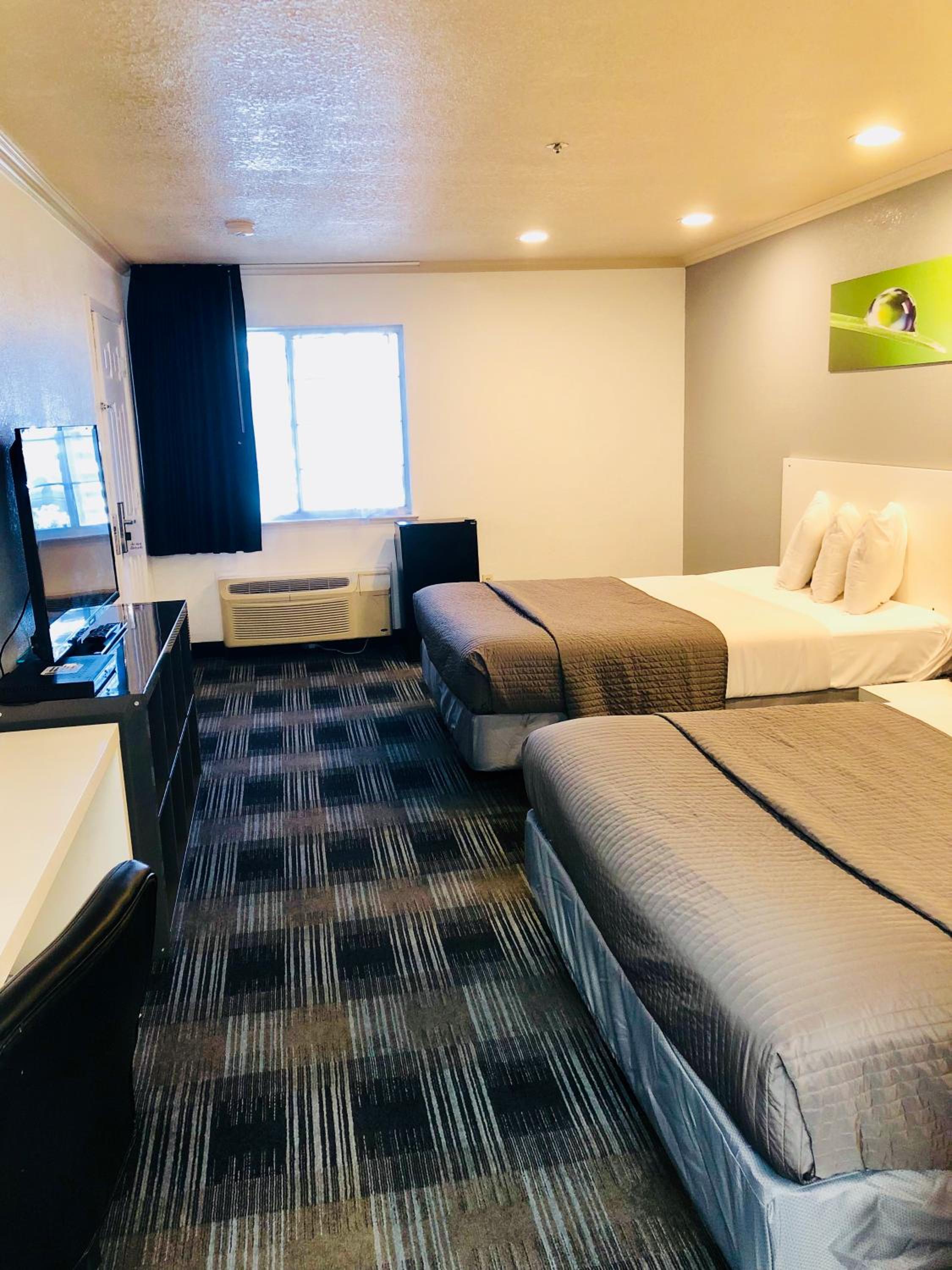 Queen Room with Two Queen Beds - Non-Smoking - Photo 5