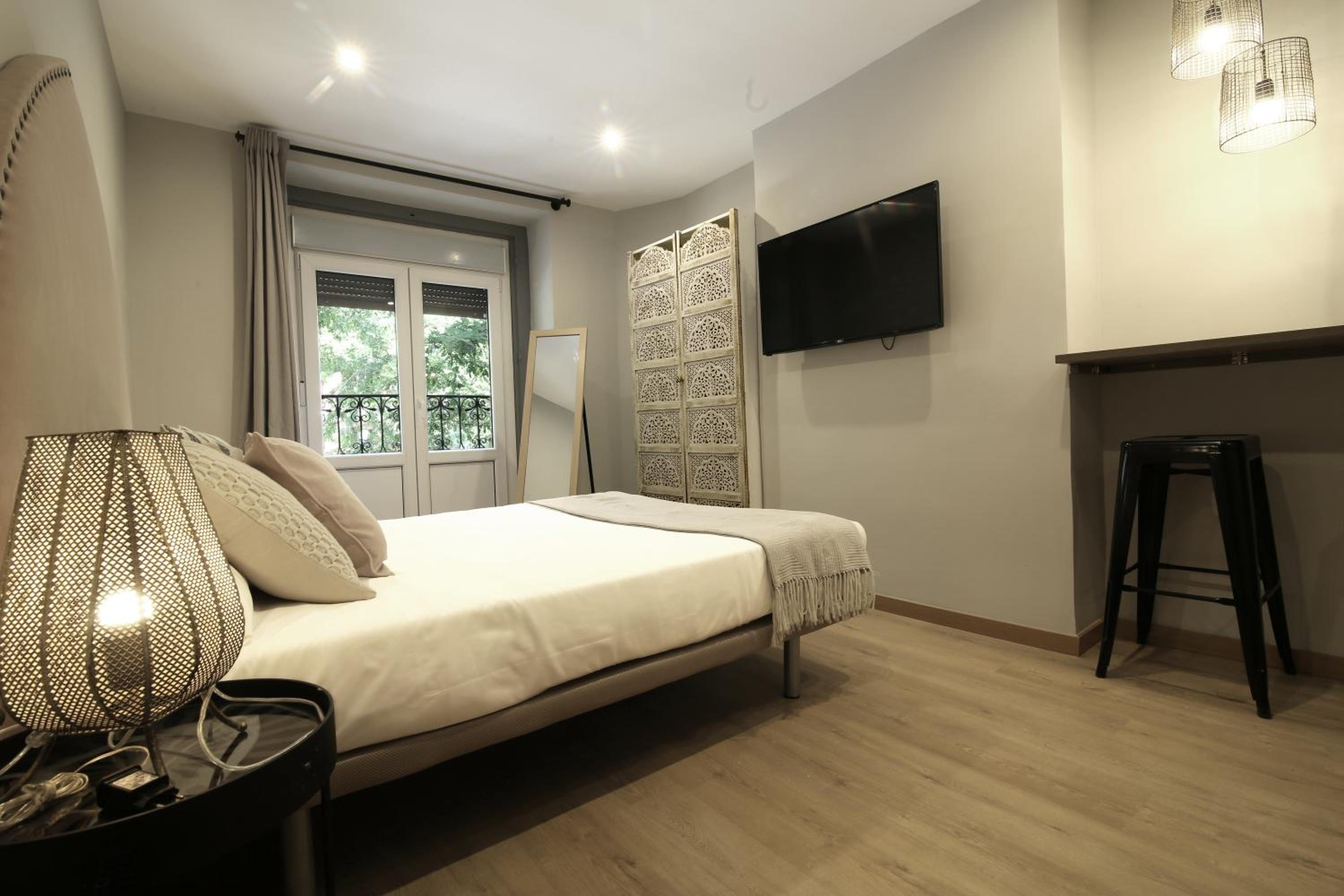 Queen Room with Balcony photo 3