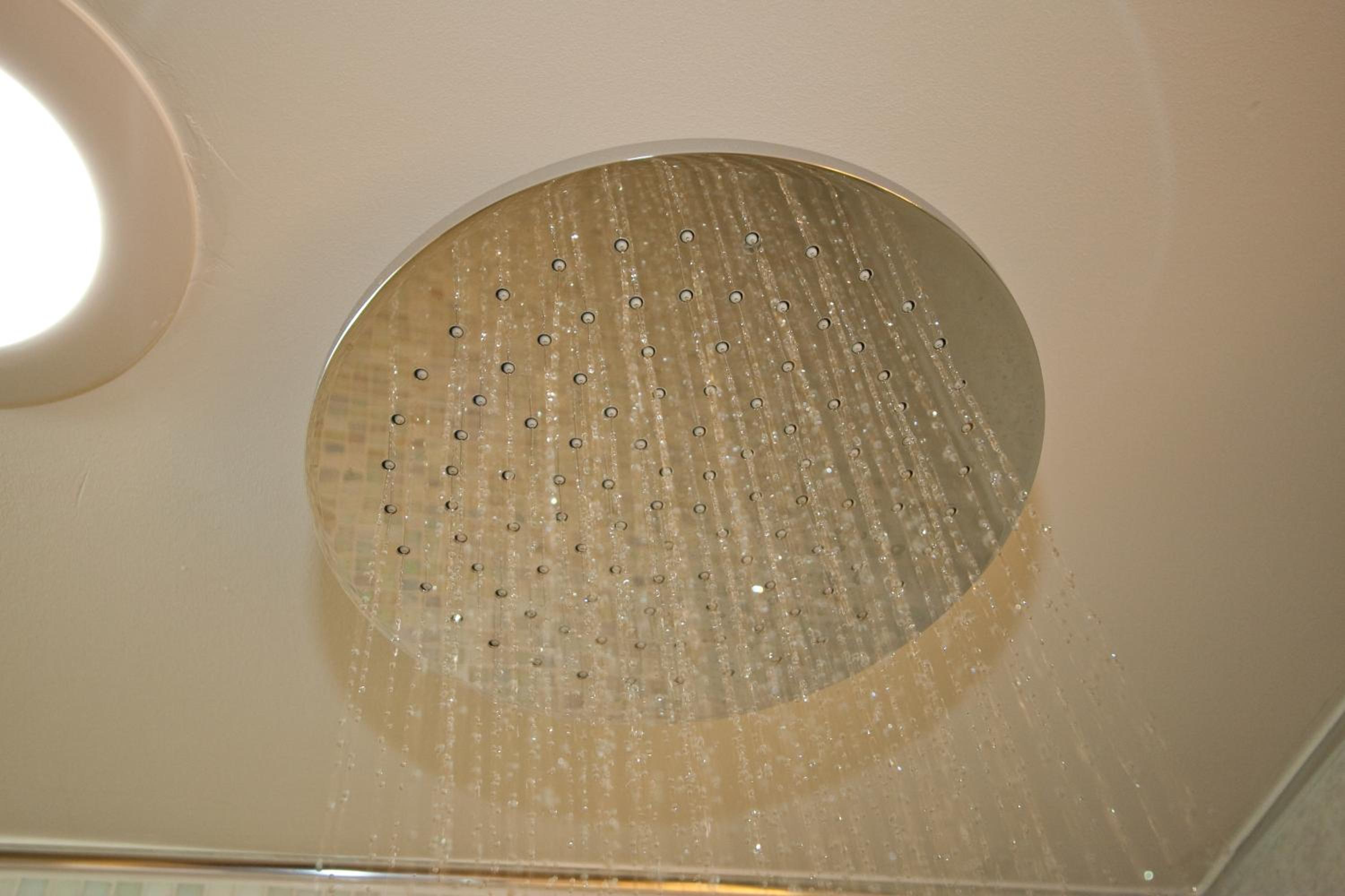 King Room with Accessible Shower - Disability Access - Photo 3