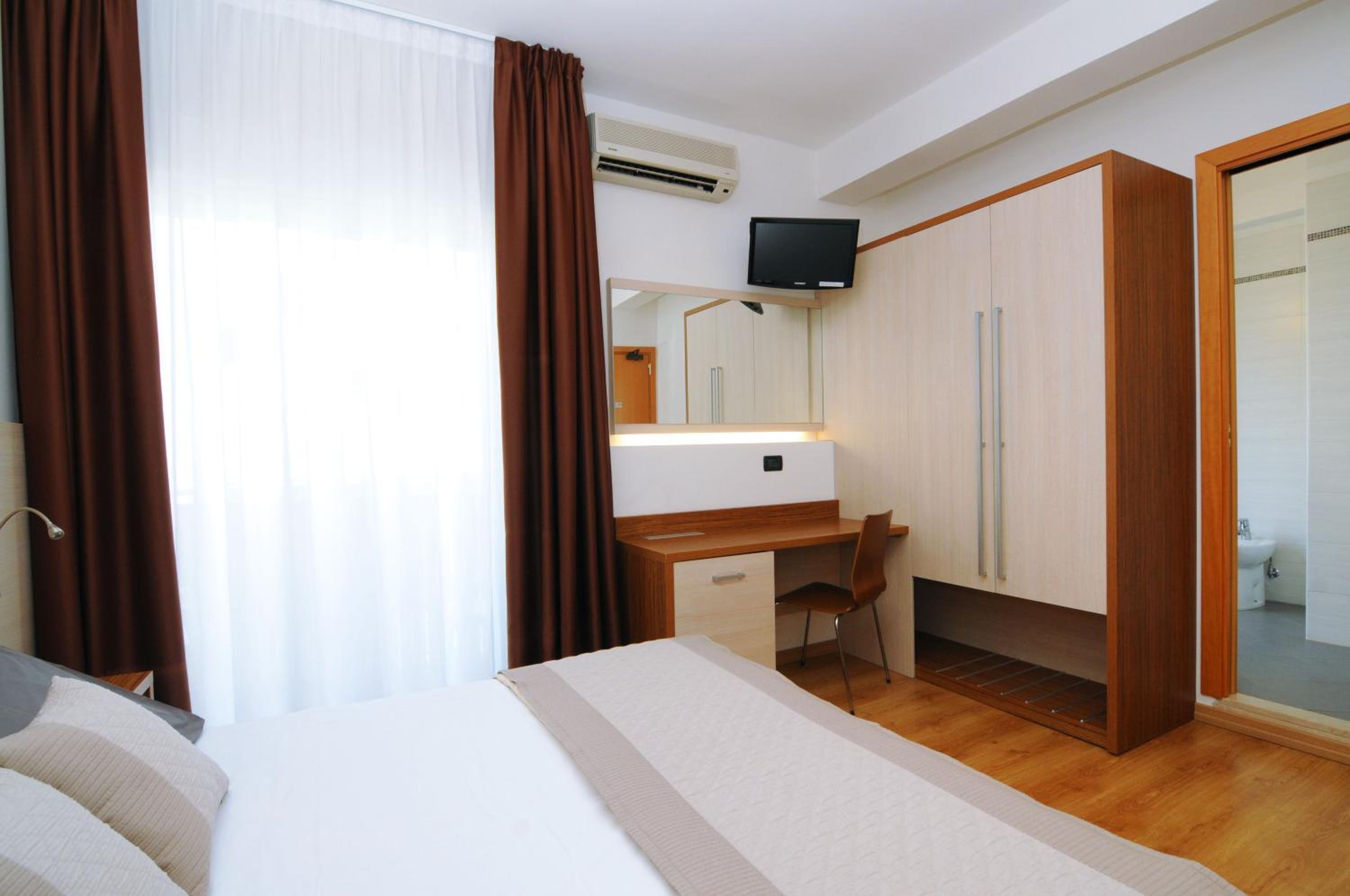 Double Room with Balcony and Side Sea View photo 2