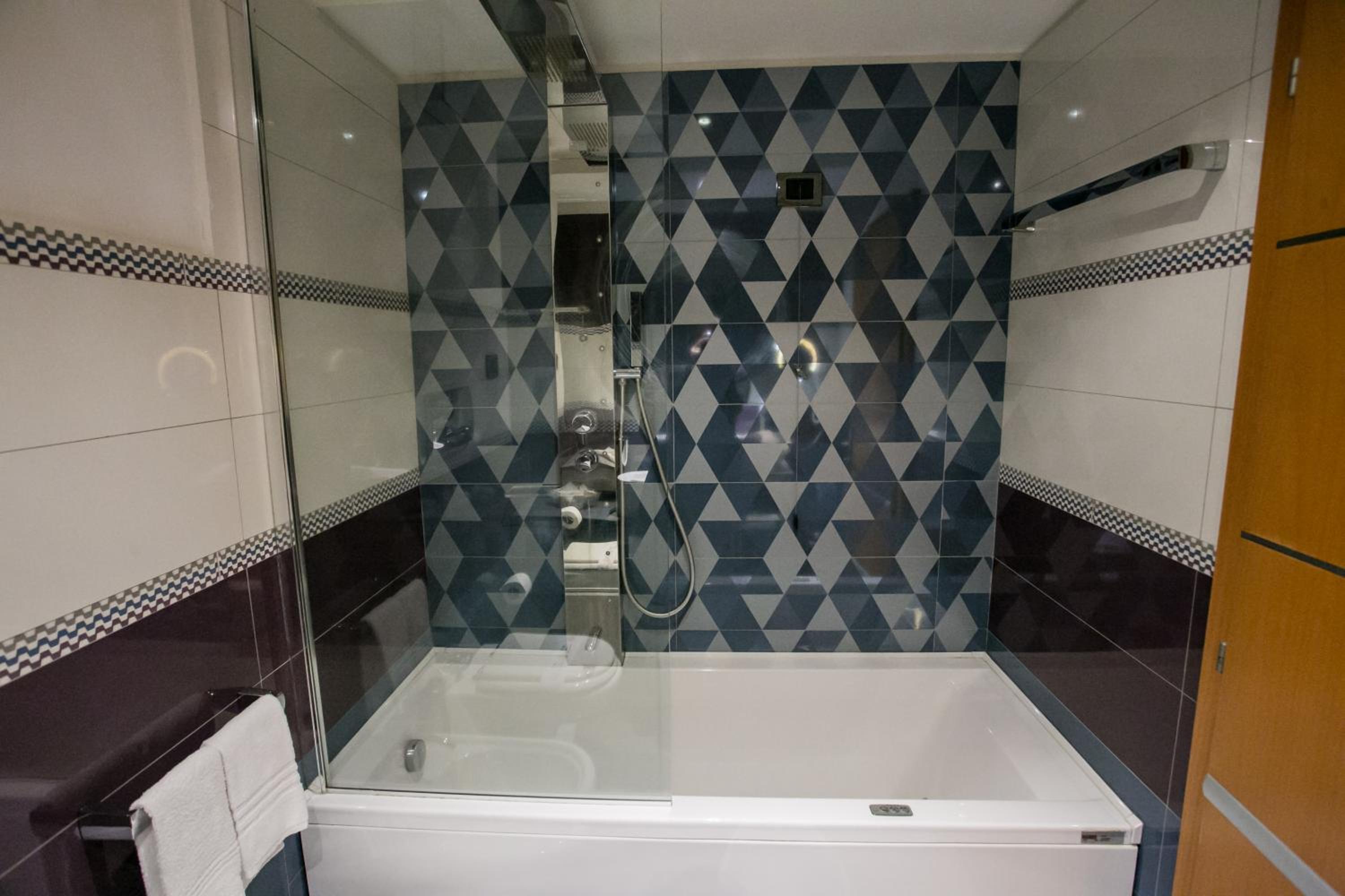 Classic Quadruple Room - Photo 9