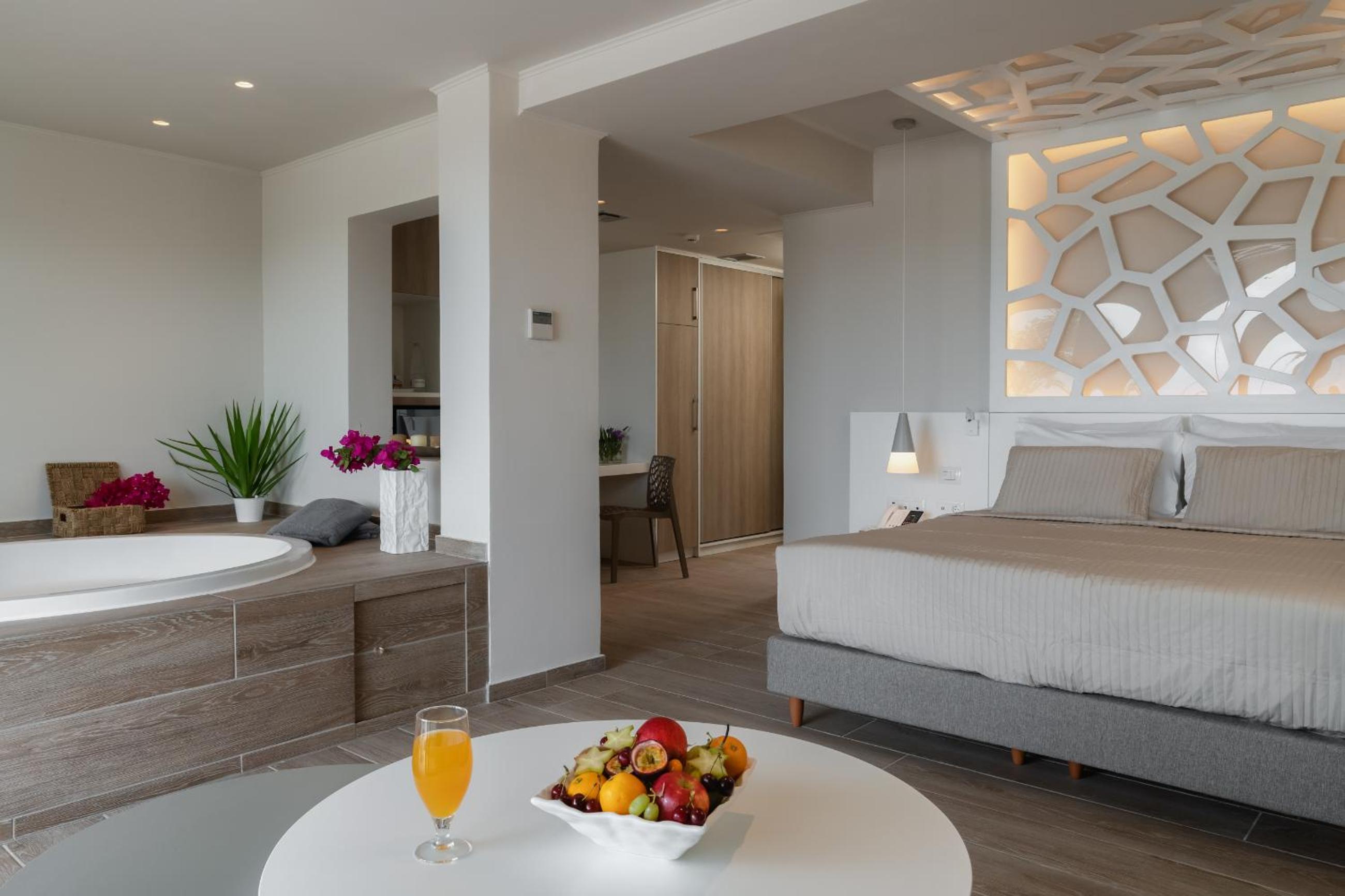 Suite with Hot Tub photo 3