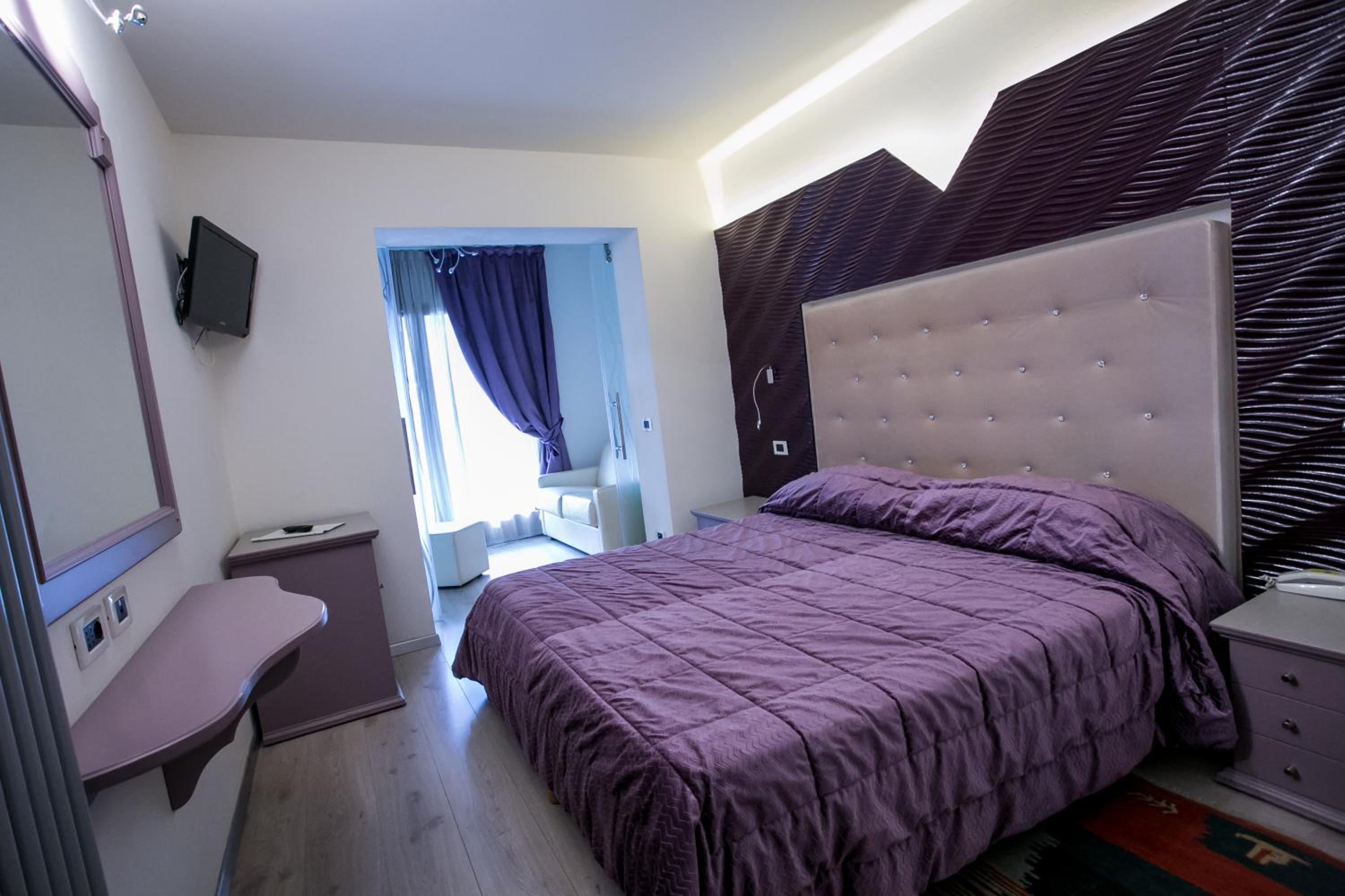 Classic Quadruple Room - Photo 11