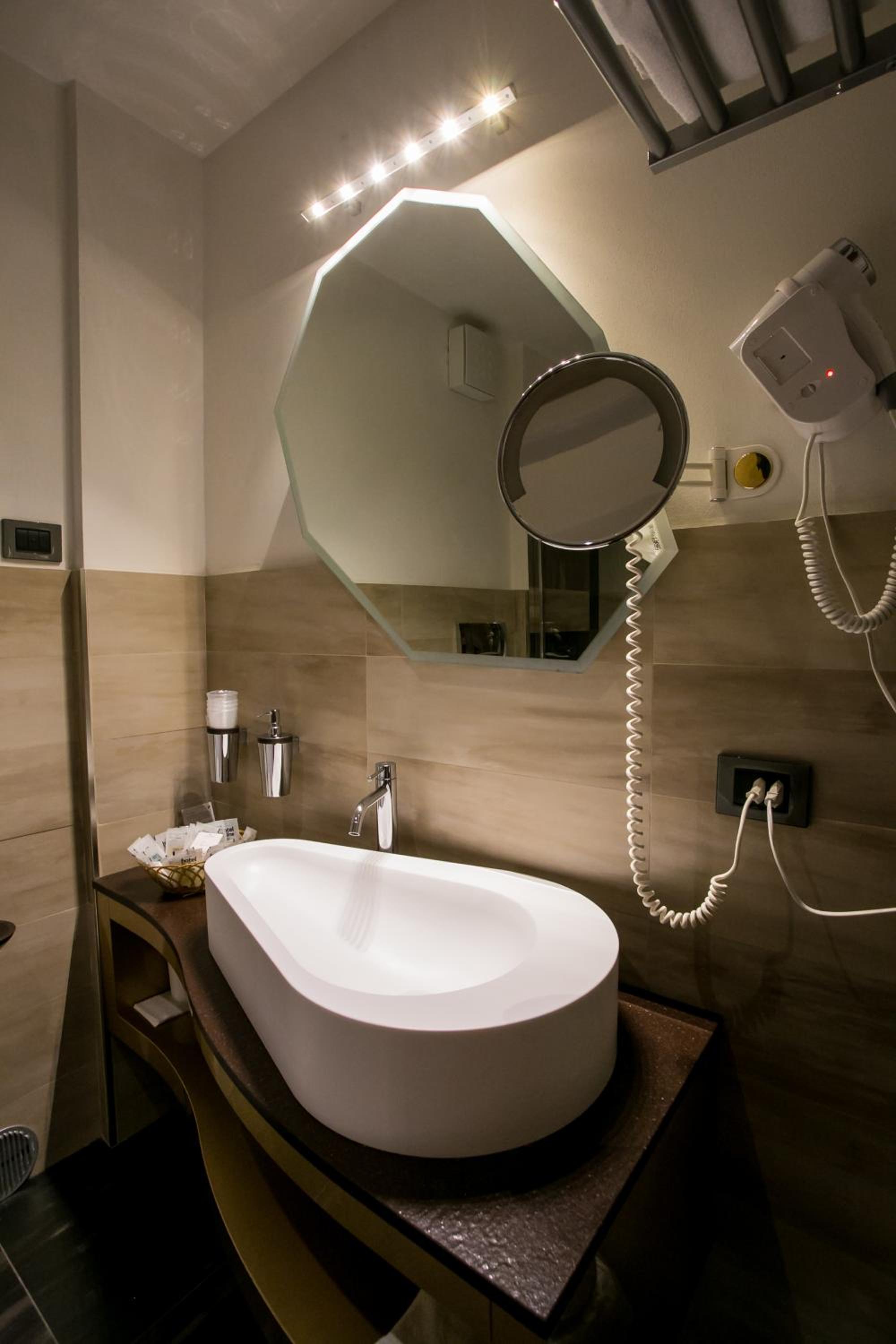 Standard Triple Room - Photo 2