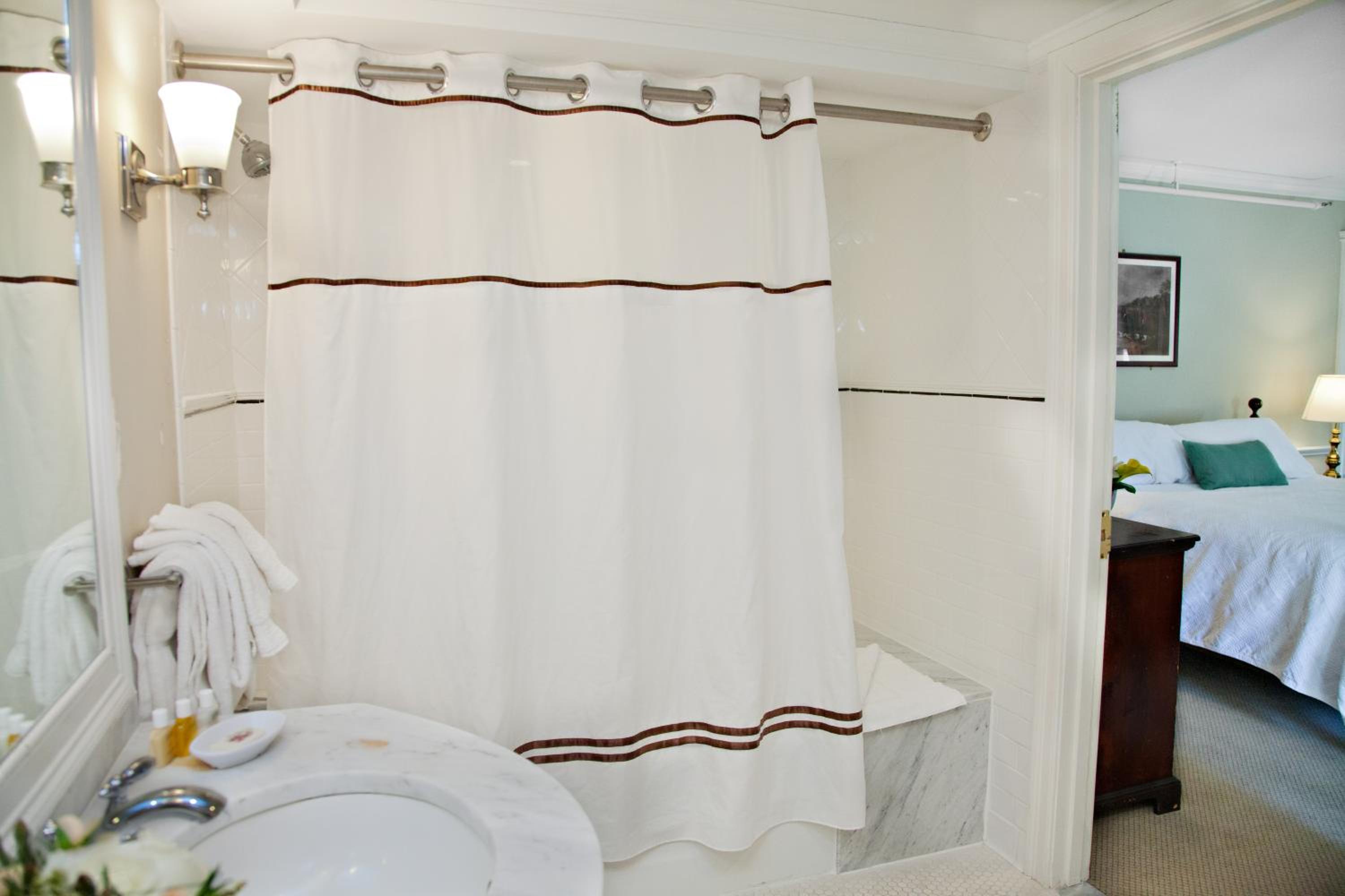 Deluxe Queen Room - Photo 2