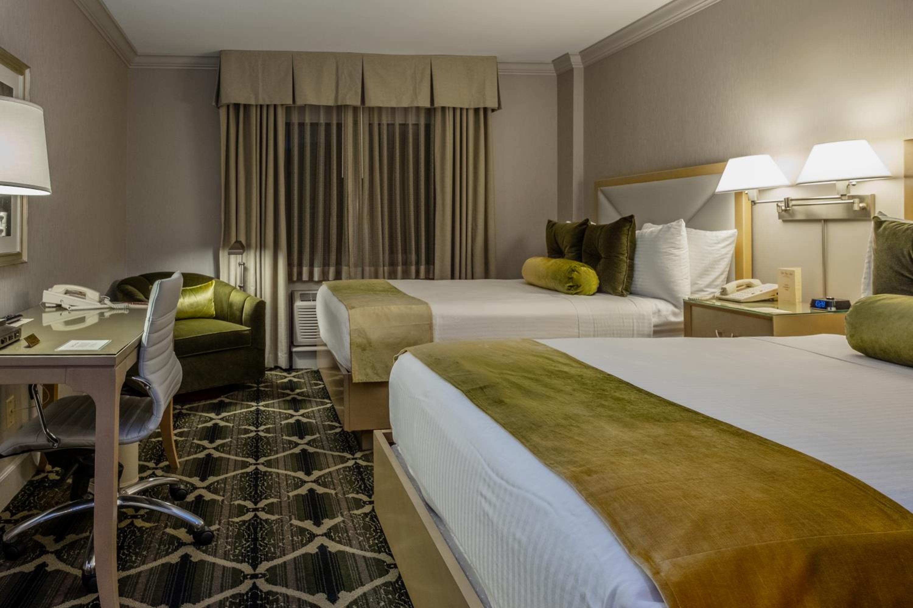 Double Room with Two Double Beds - Photo 2