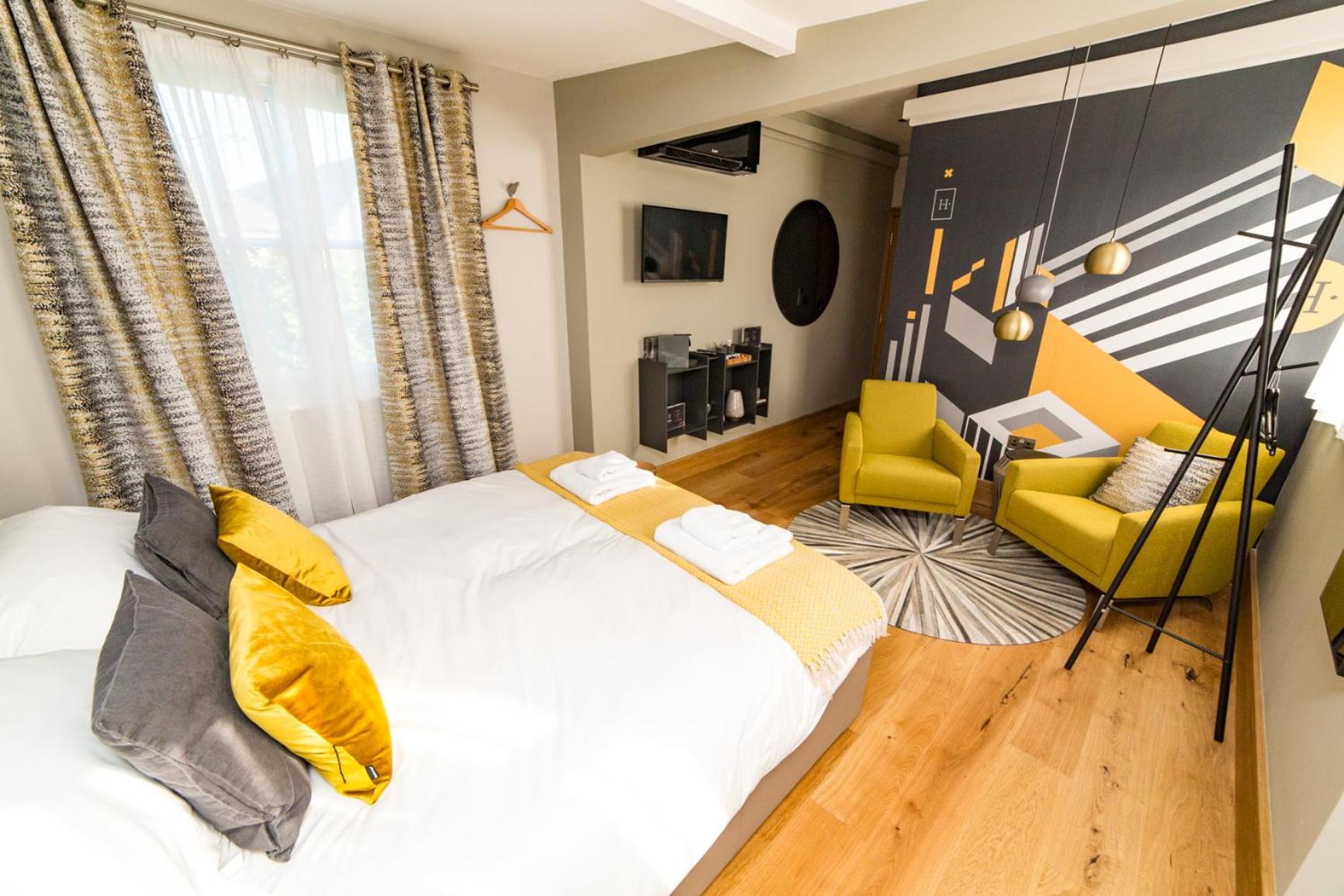 Deluxe King Room - Photo 8