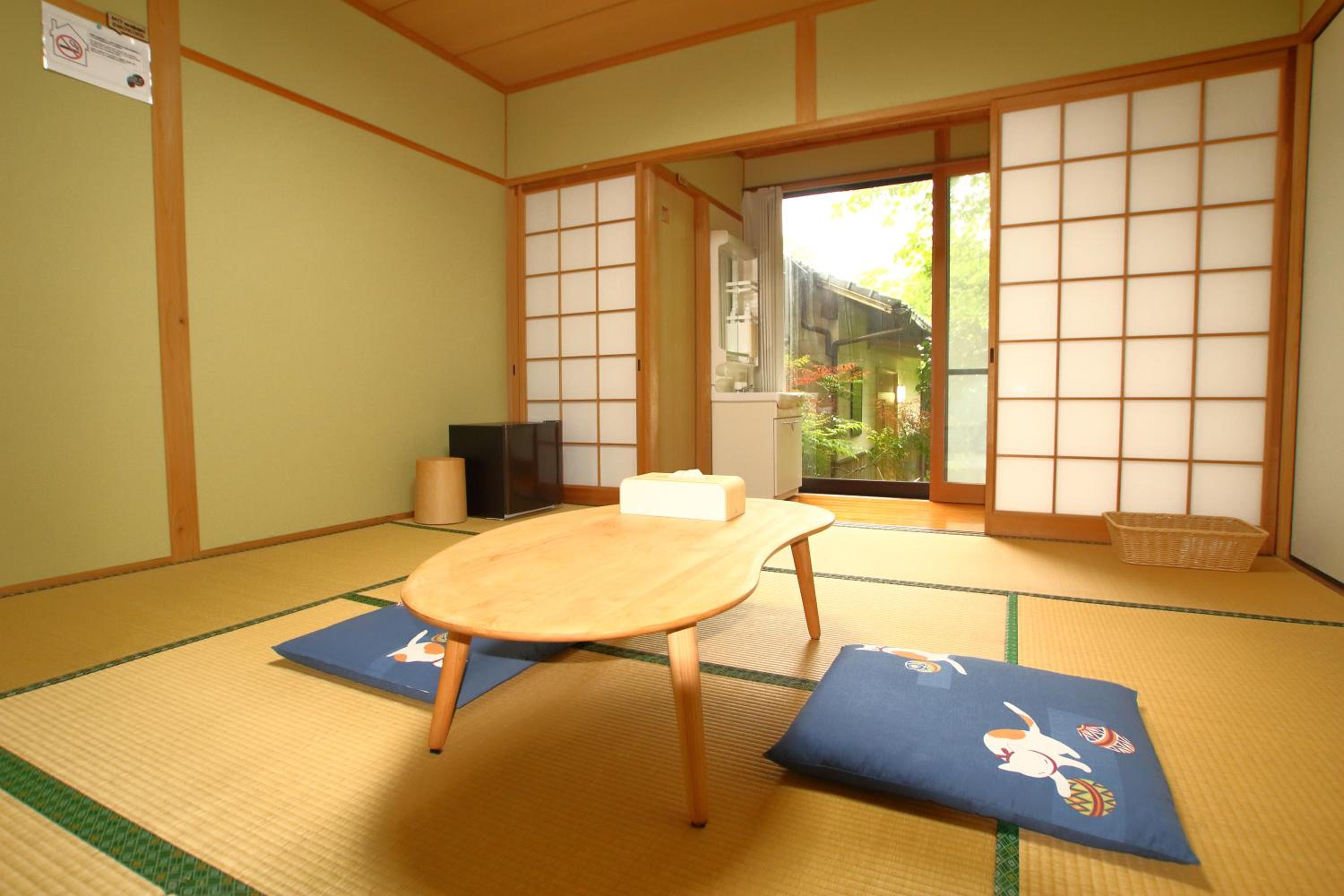 Japanese-Style Room with Shared Bathroom - Photo 9
