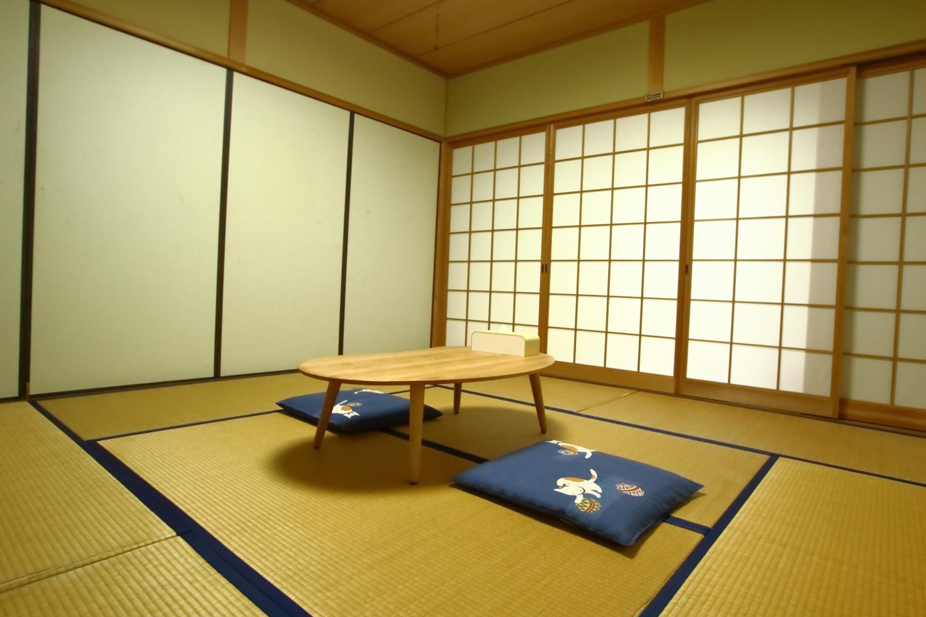 Japanese-Style Room with Shared Bathroom - Photo 4