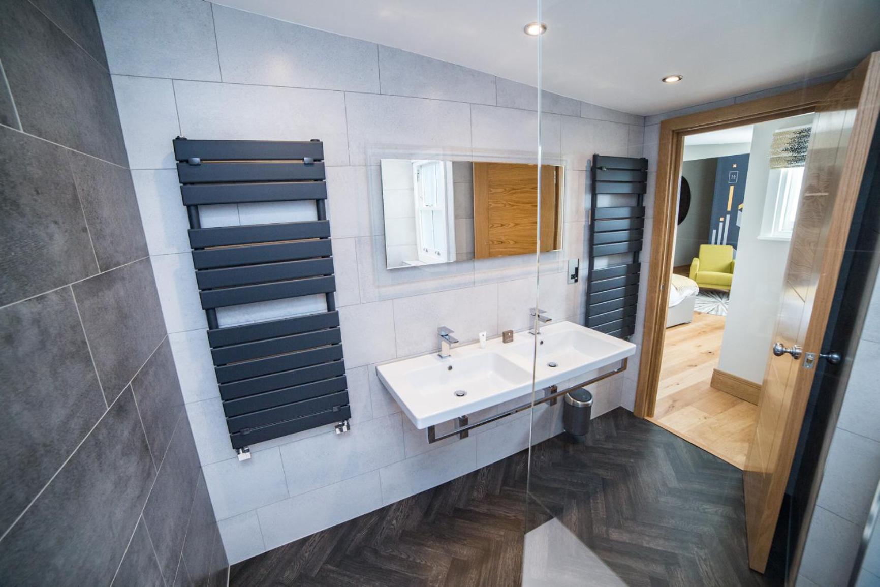 Deluxe King Room - Photo 6