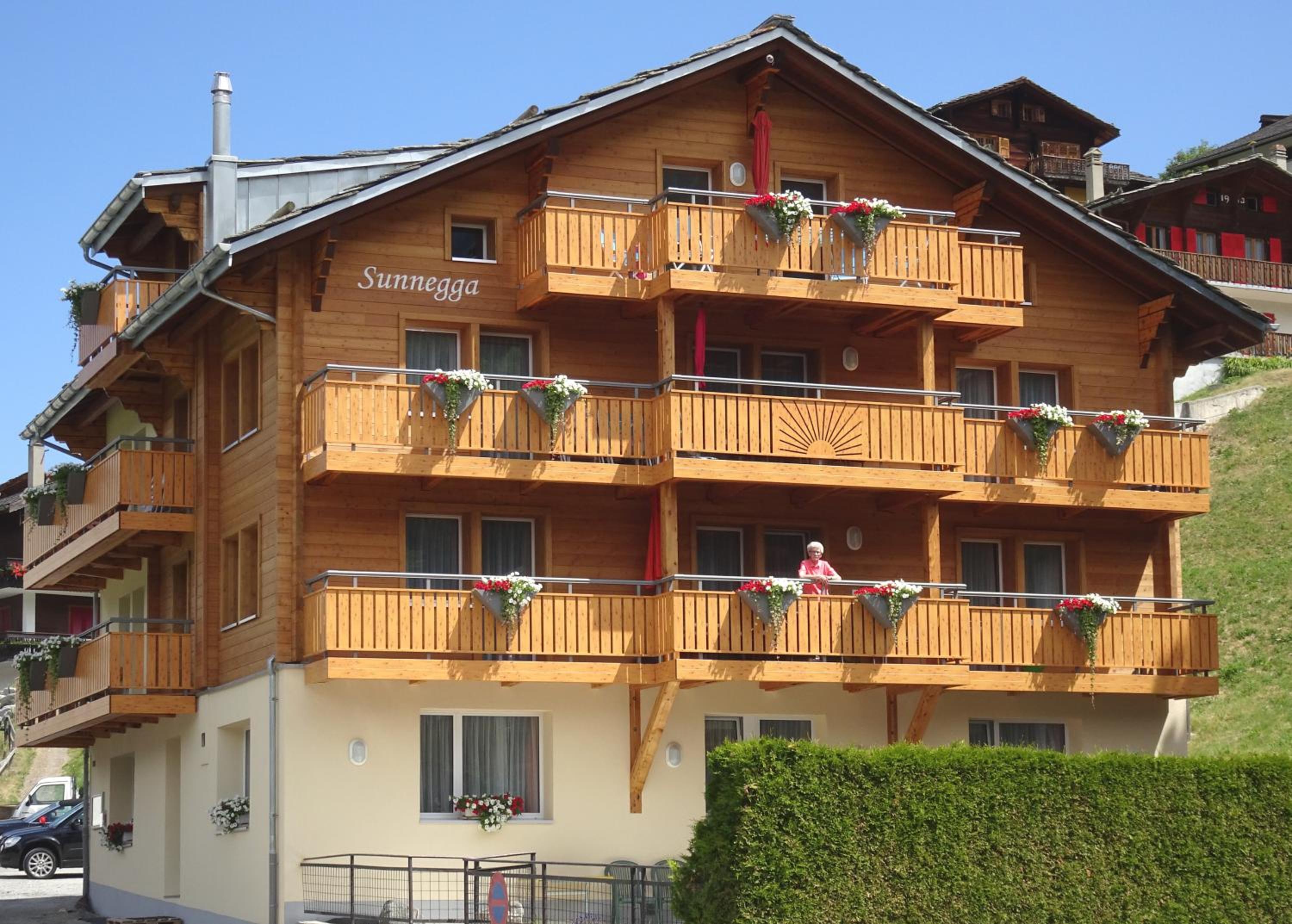 2-Bedroom Apartment with Mountain View photo 2