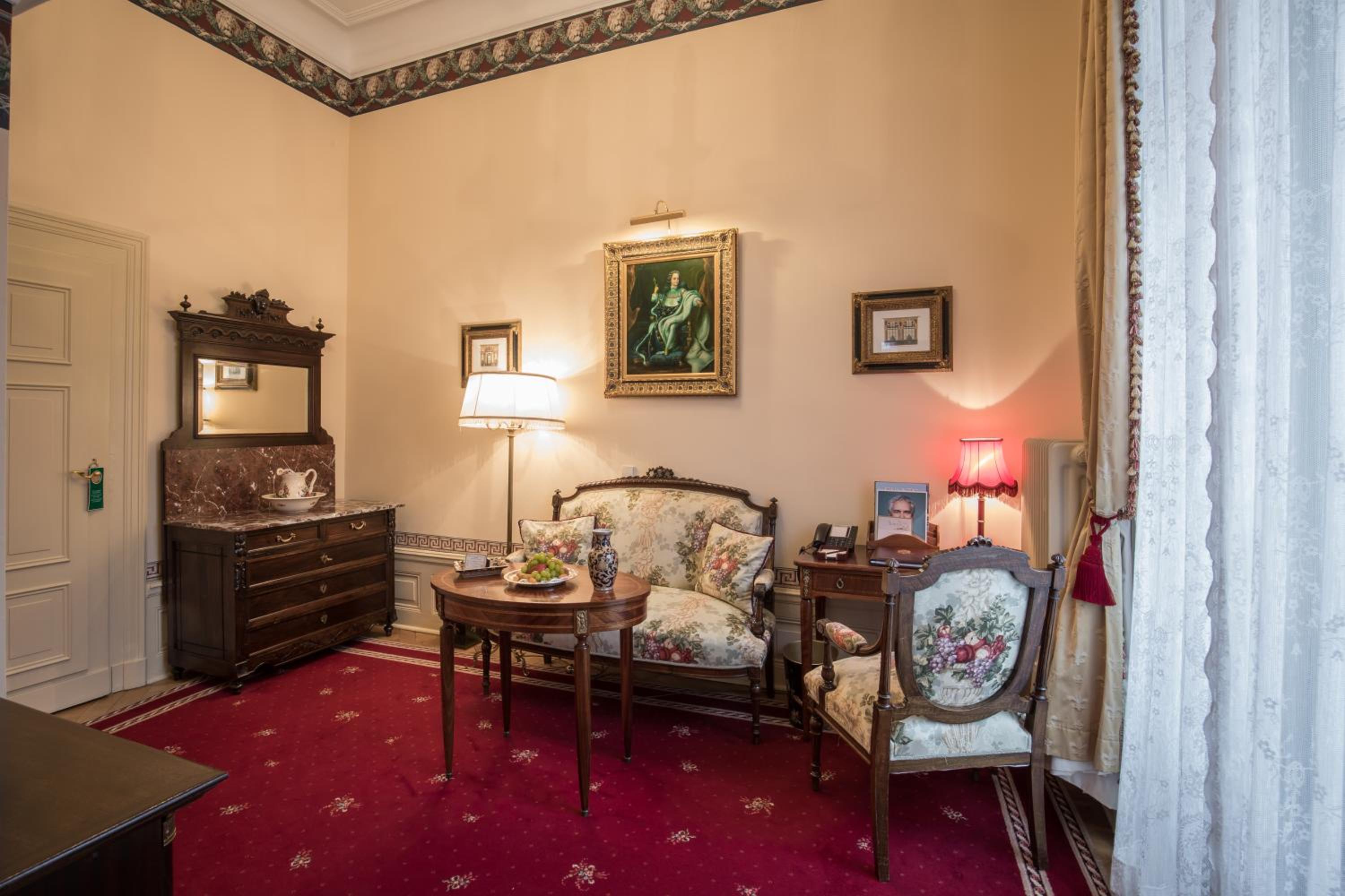 Suite - Photo 1