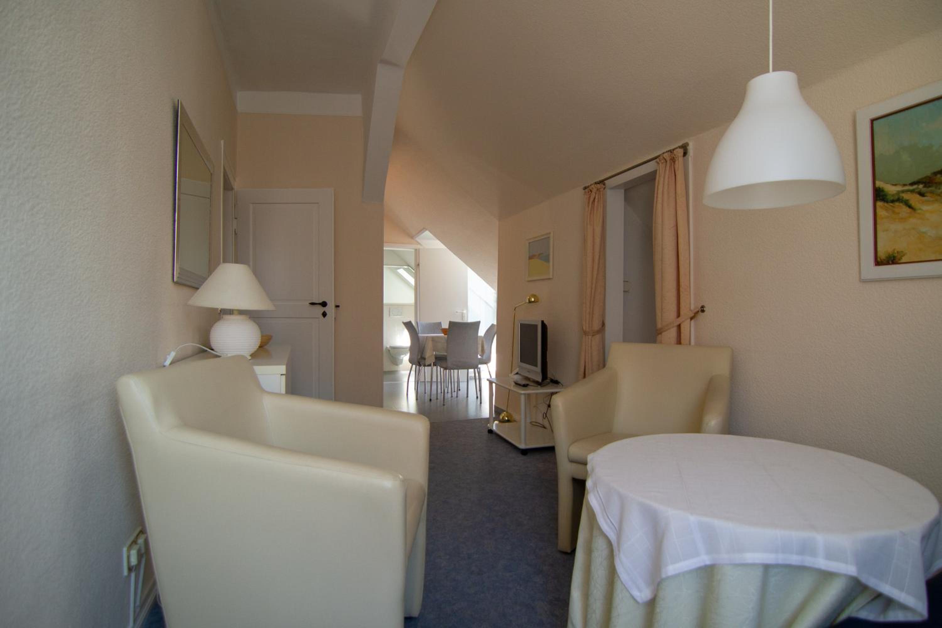 Apartment with Balcony - Photo 5