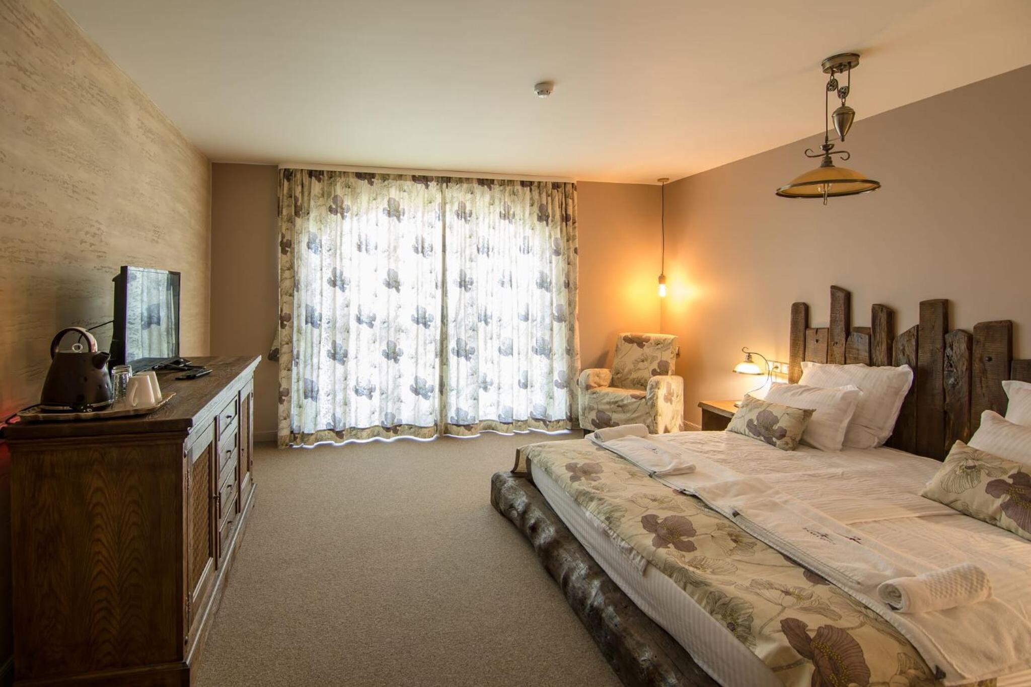 King Room with Balcony - Photo 6