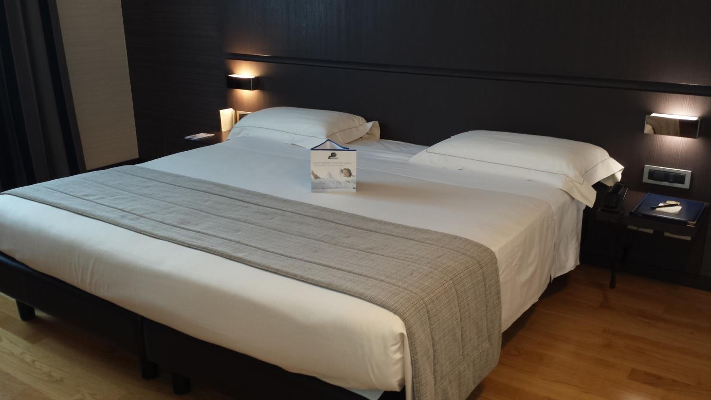 Deluxe Queen Room - Photo 5