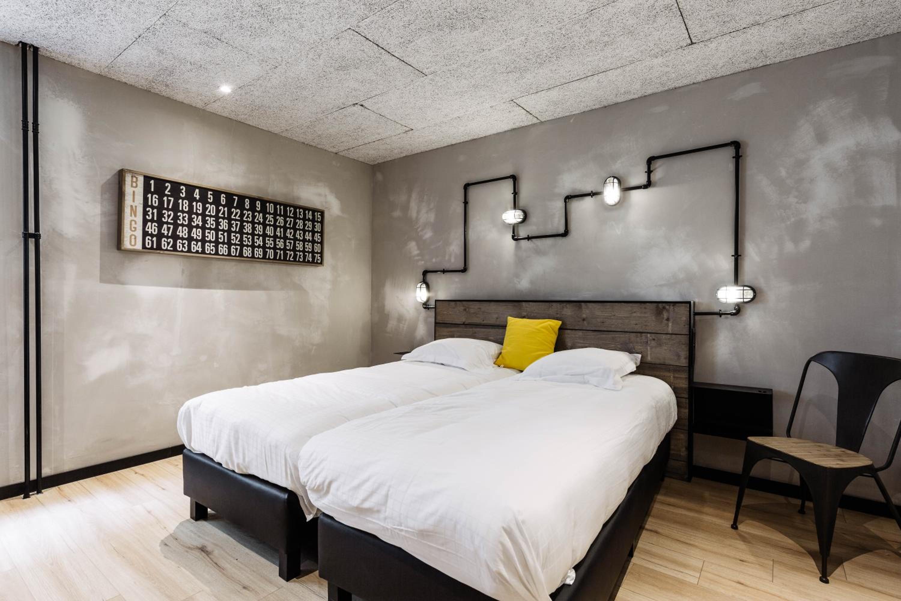 Medium Room photo 3