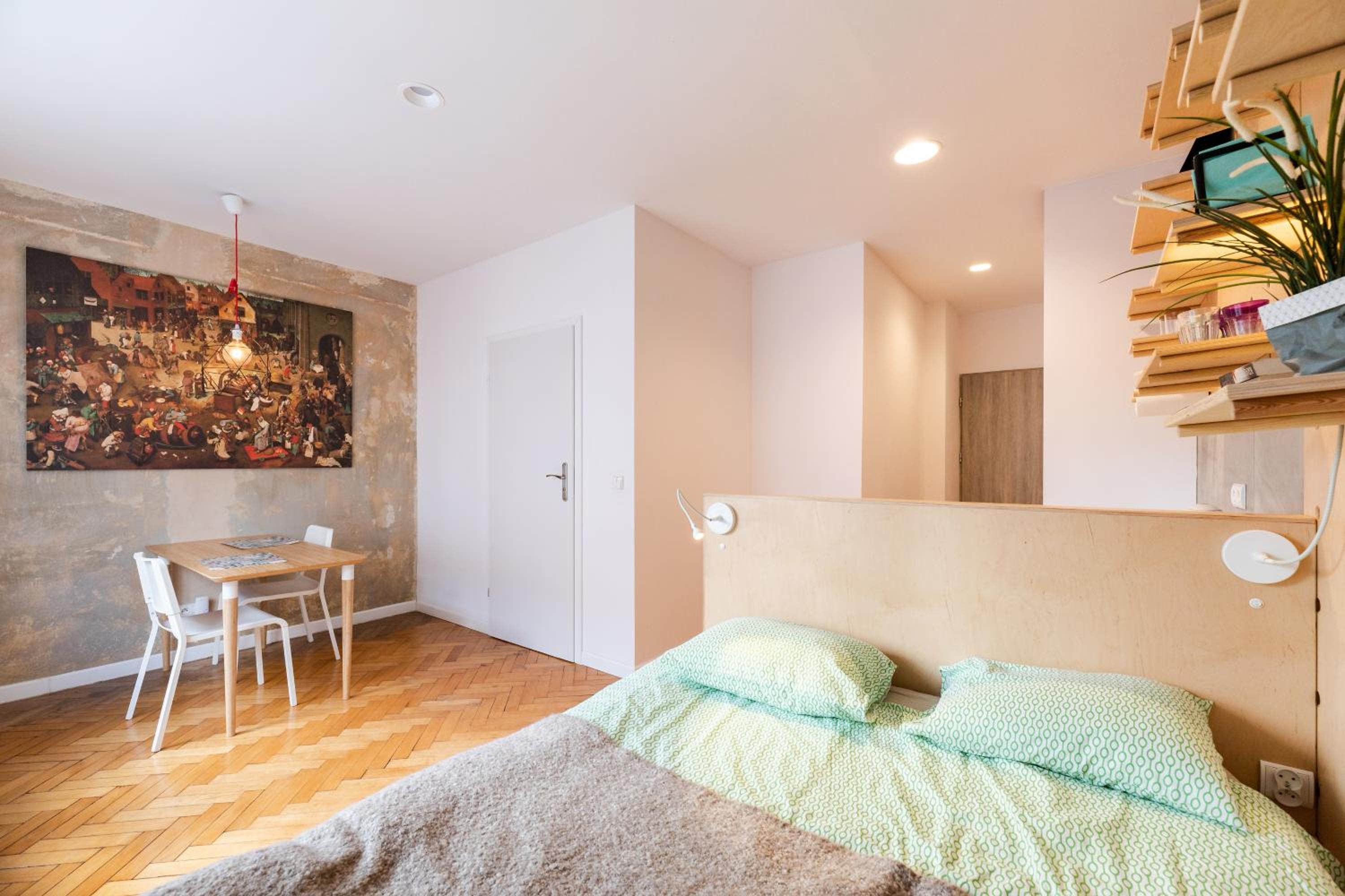 Studio Apartment - Photo 1