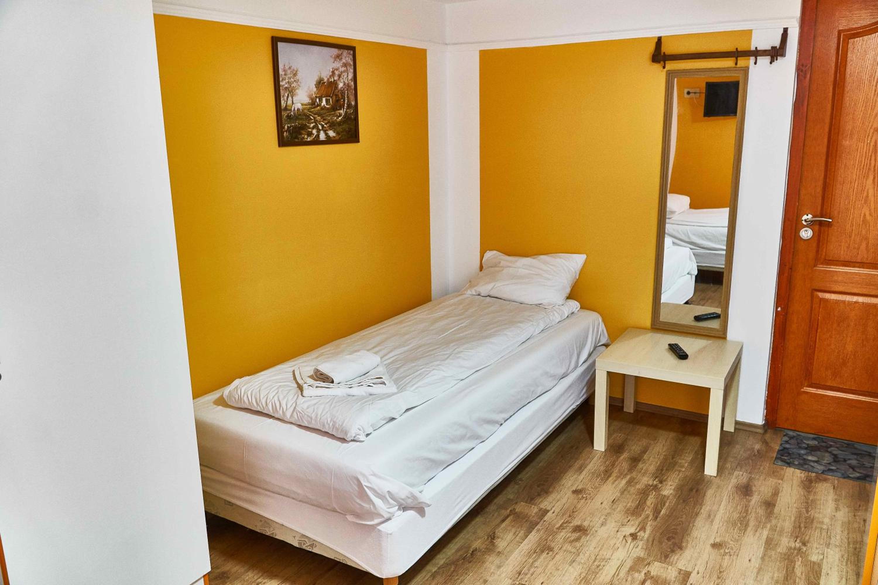 Twin Room with Private Bathroom - Photo 5