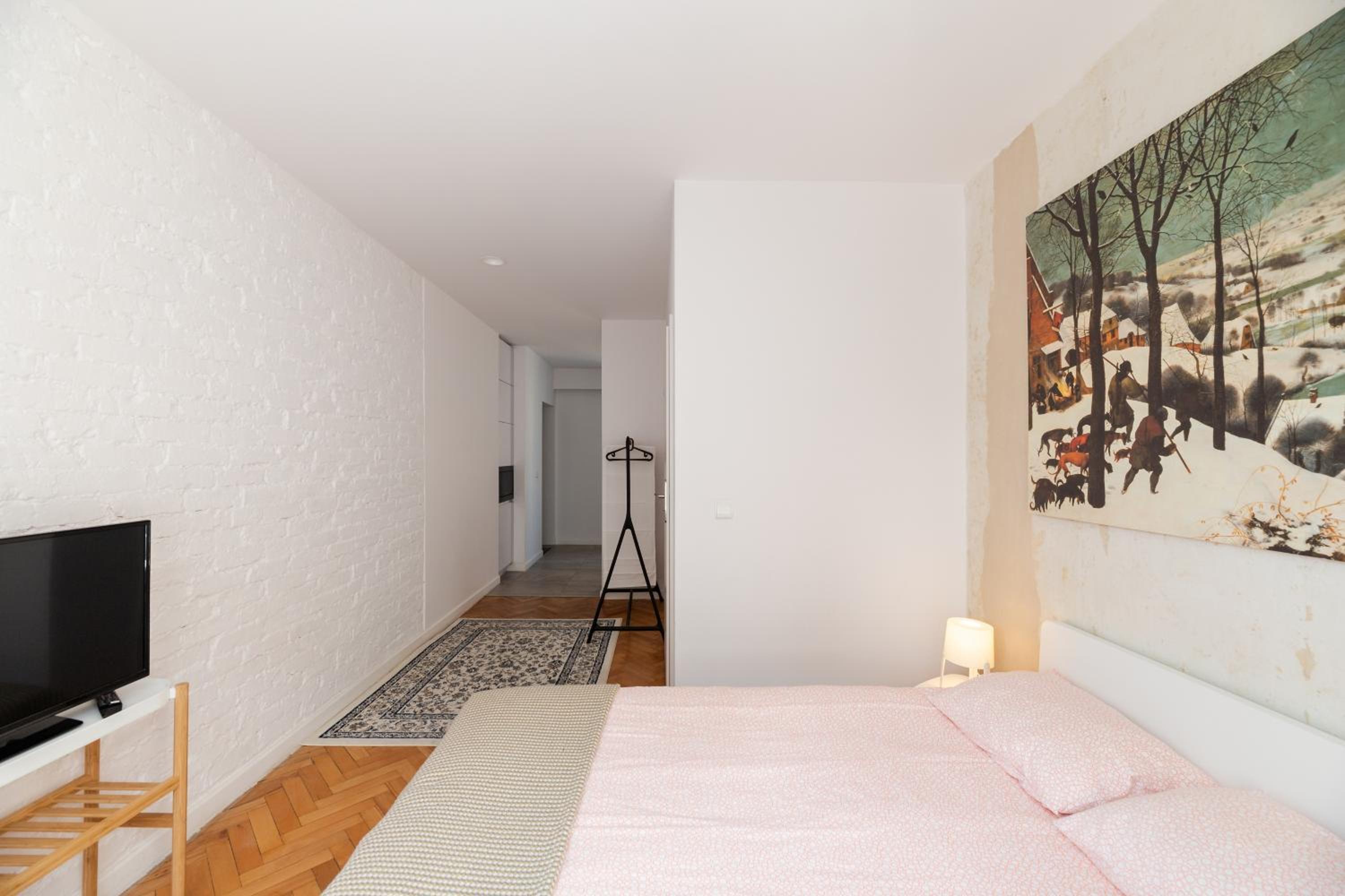 One-Bedroom Apartment - Photo 3