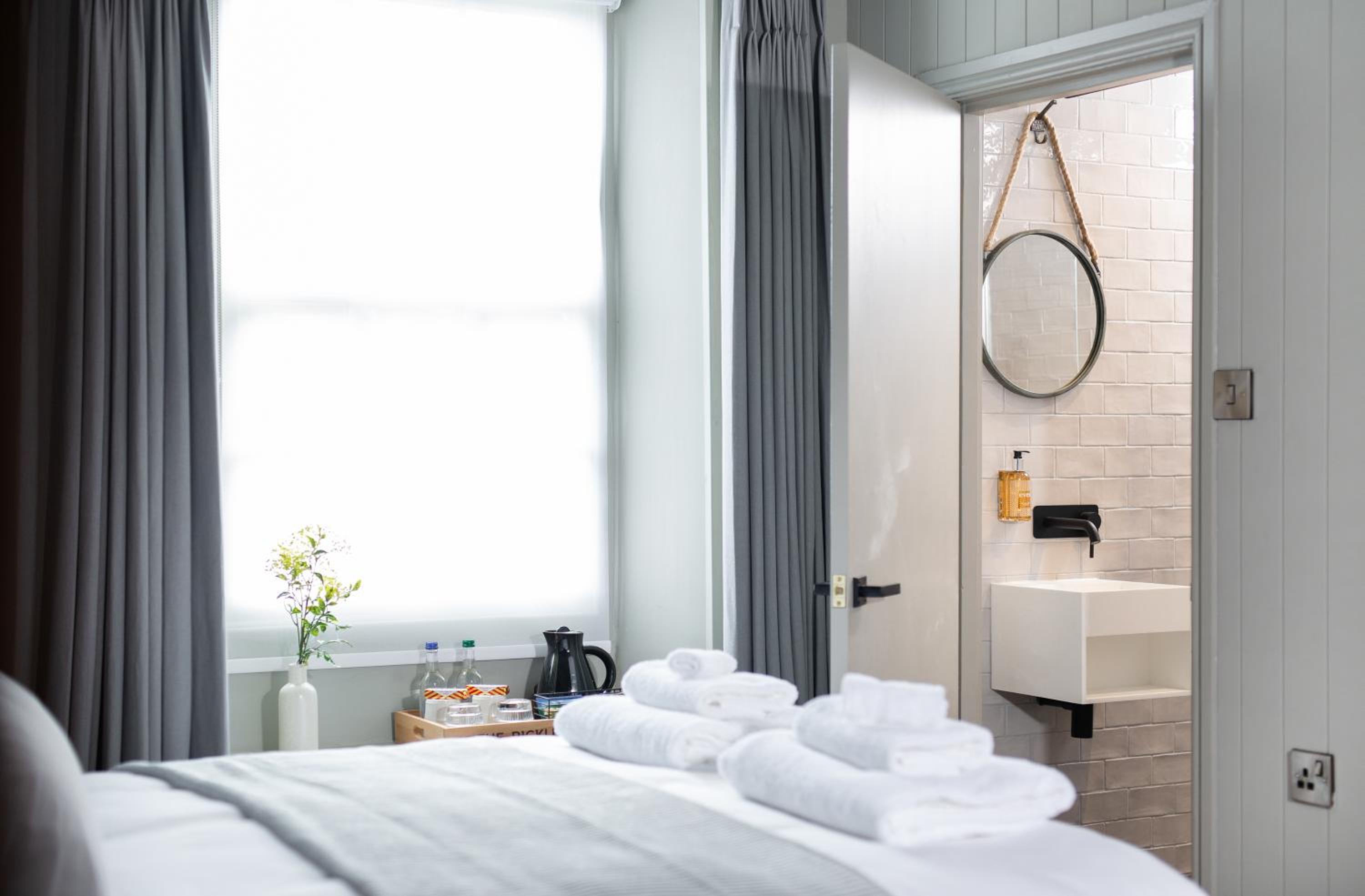 Deluxe Double Room - Photo 16