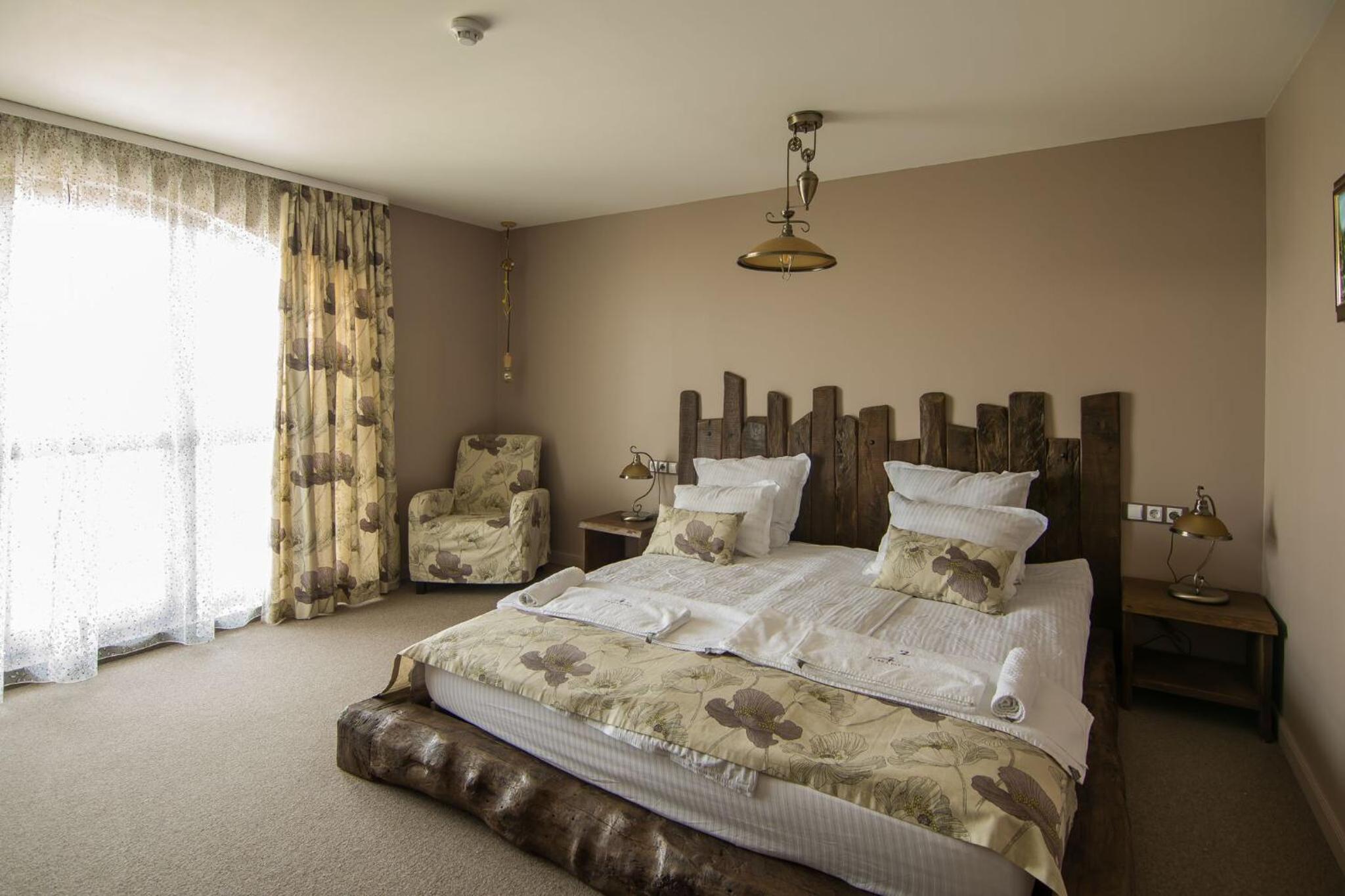 King Room with Balcony - Photo 5