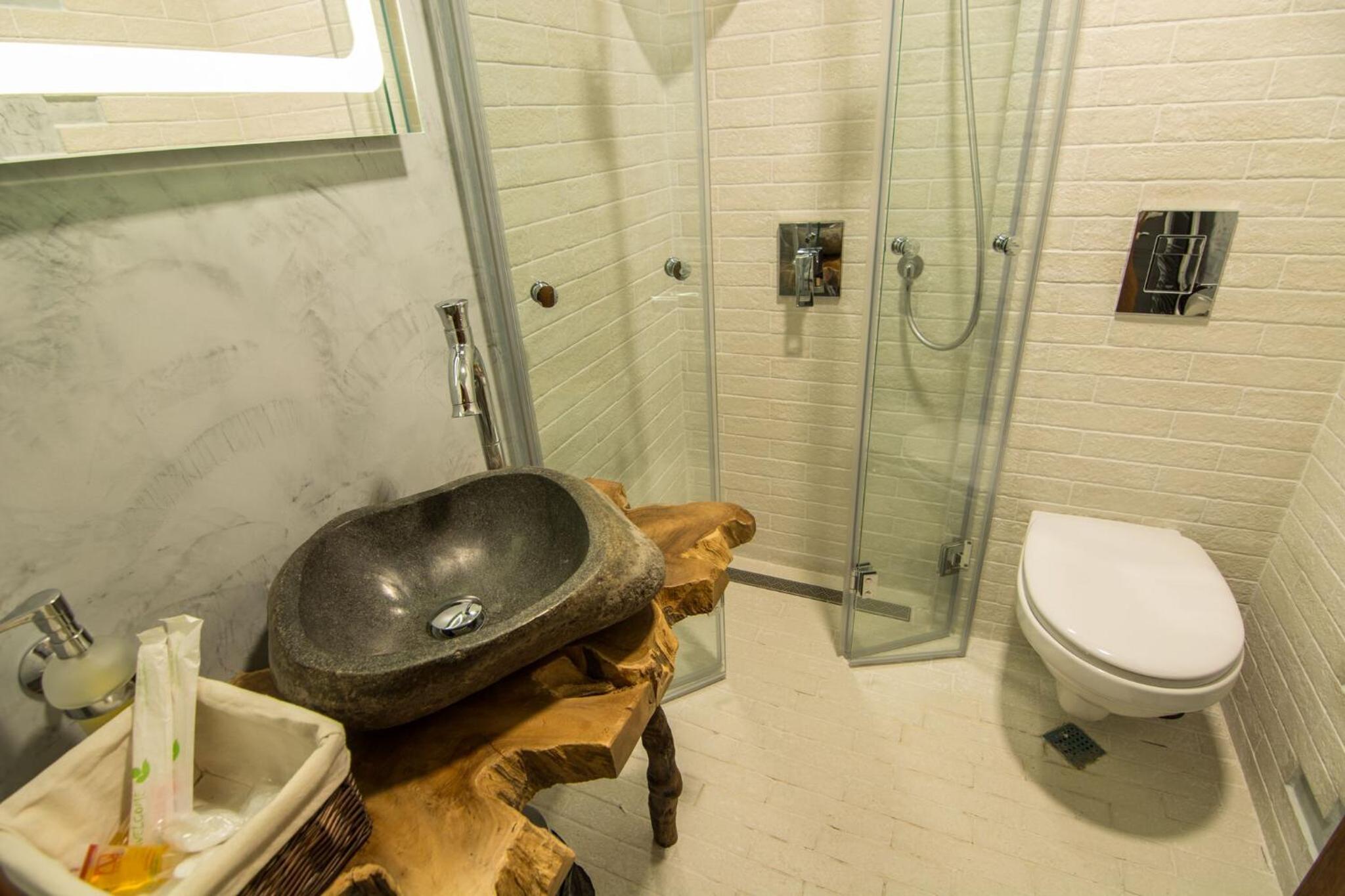 King Room with Balcony - Photo 7