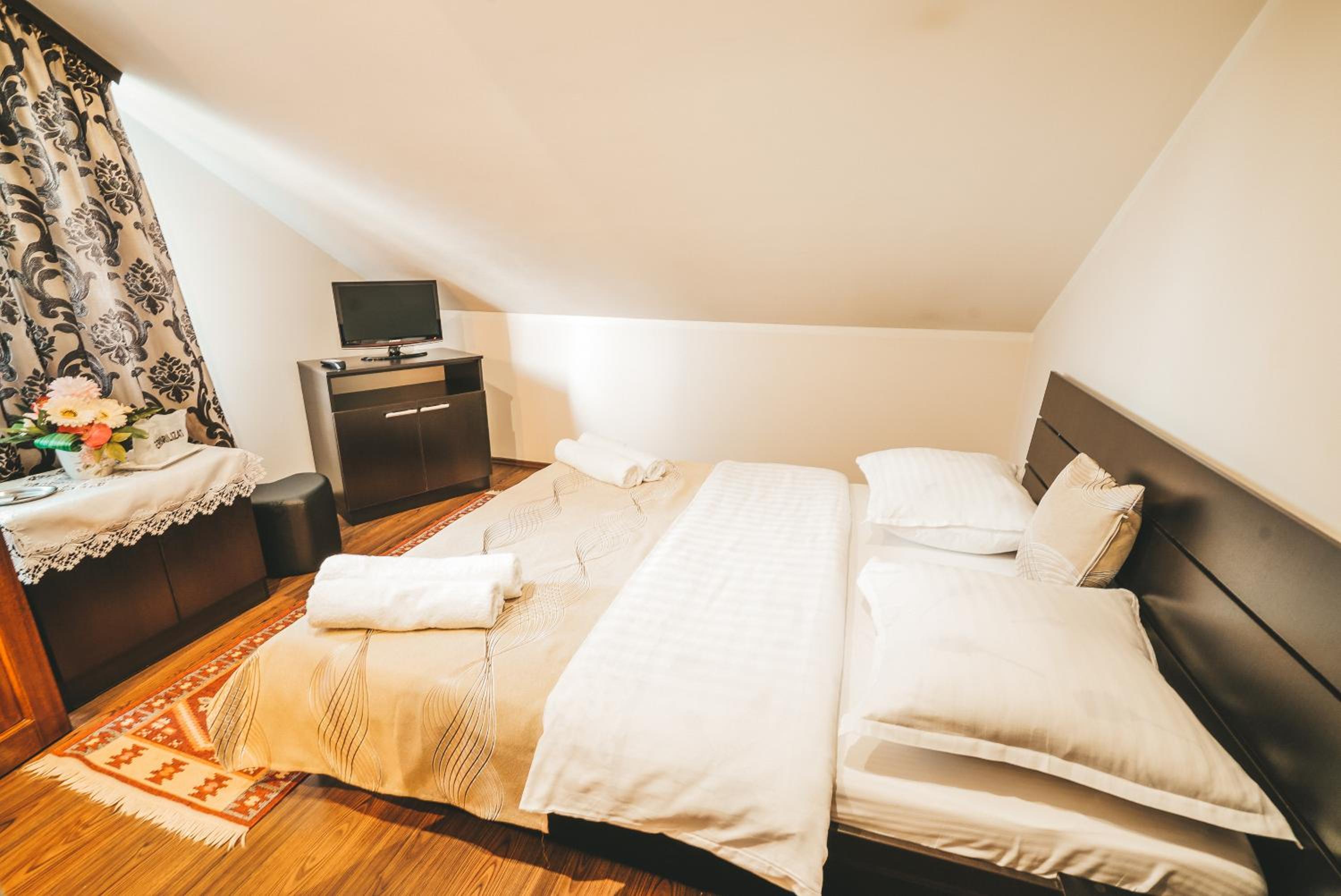 Deluxe Double Room with Shower photo 2