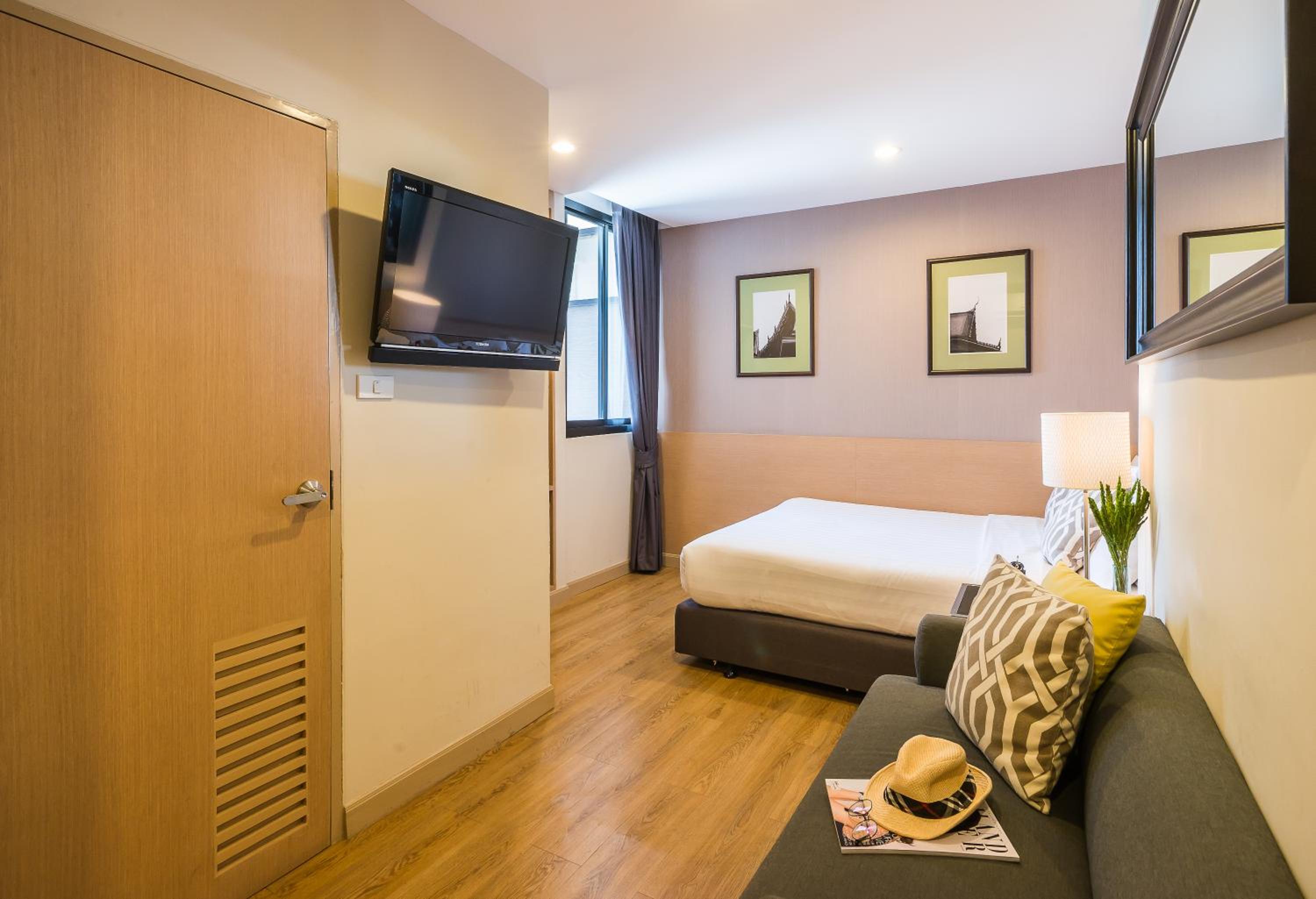 Economy Room with One Queen Bed - Non-Smoking photo 3