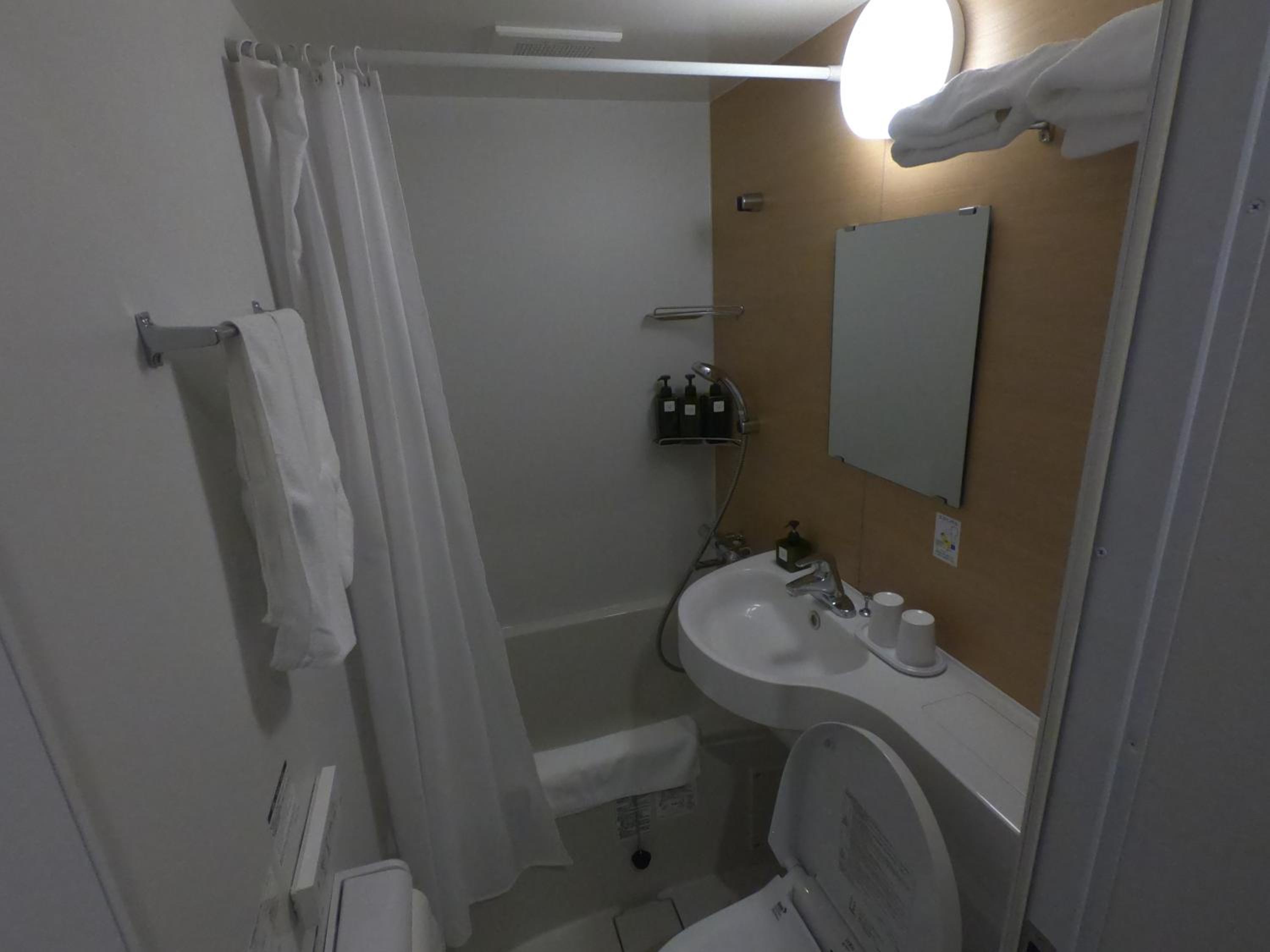 Twin Room with Bathroom - Non-Smoking photo 2