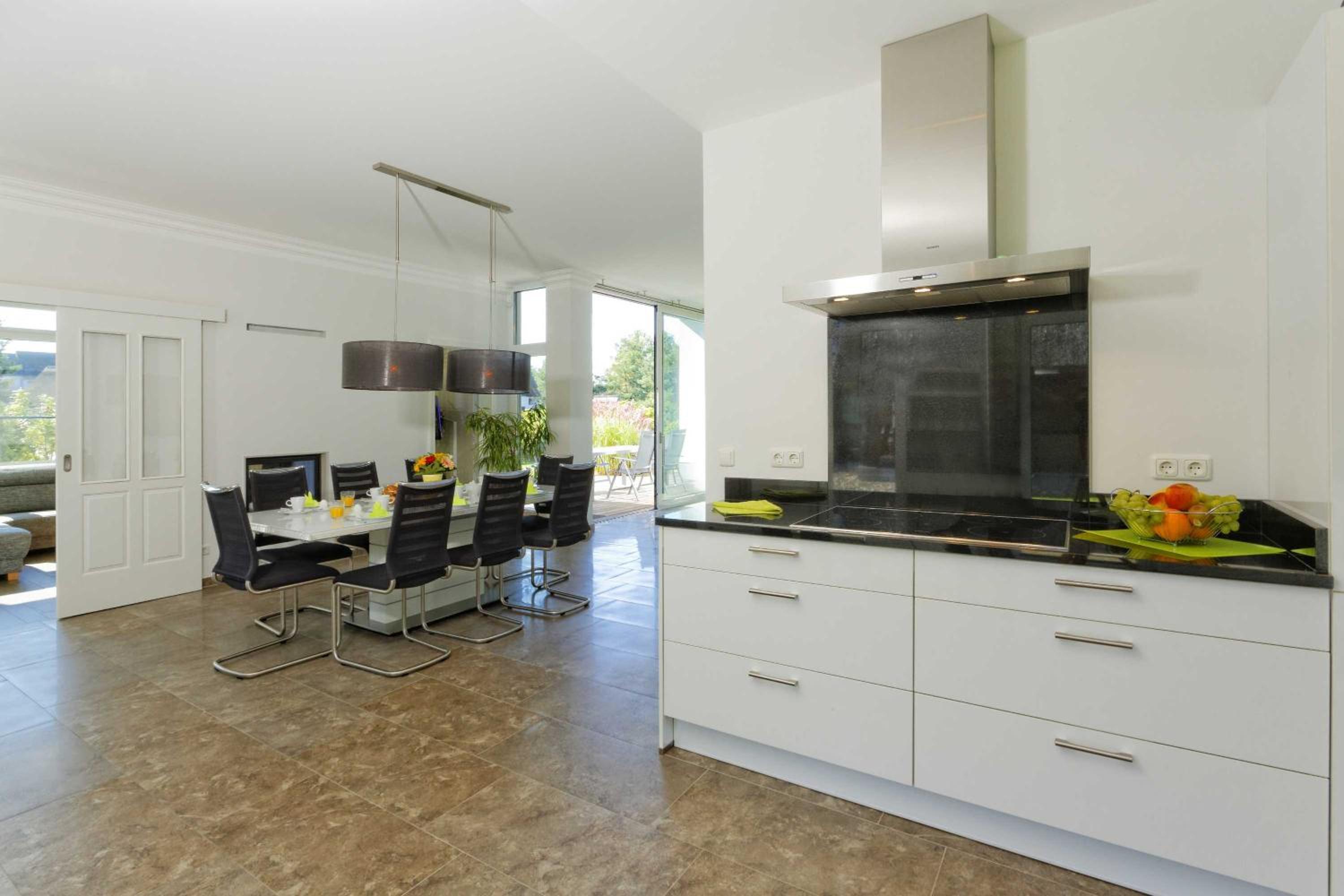 Six-Bedroom House photo 3