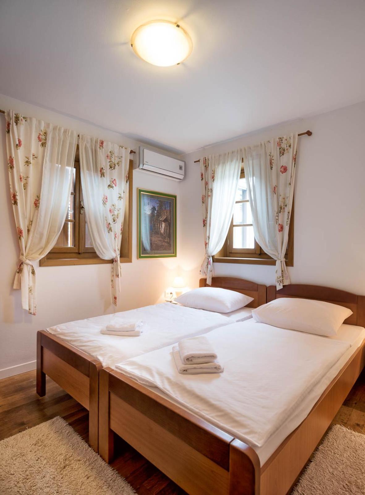 Double Room - Photo 5