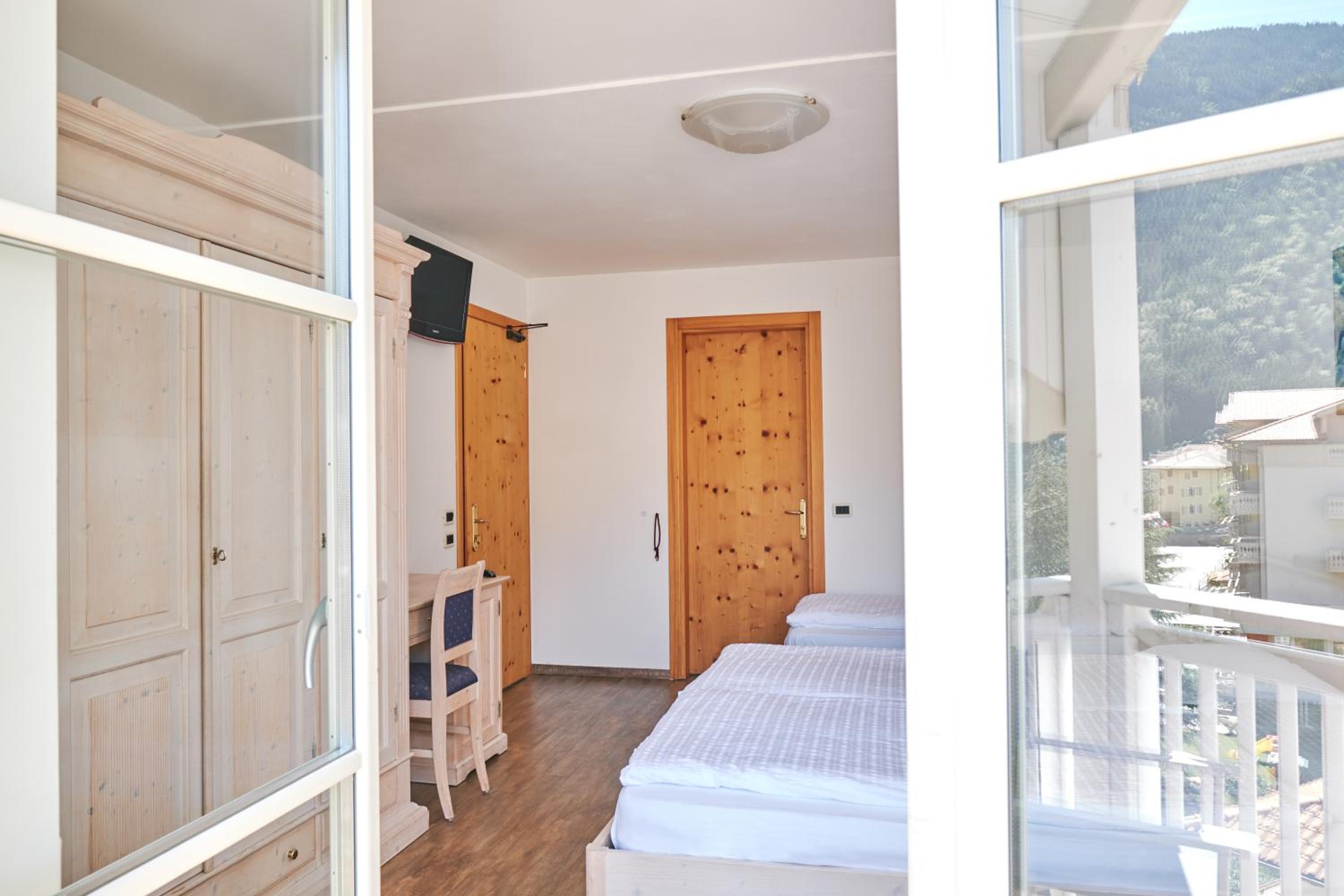 Double or Twin Room with Mountain View
