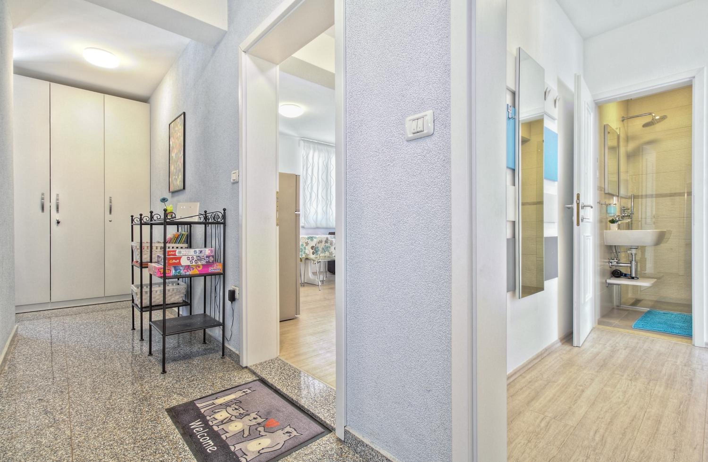 Apartment with Balcony - Photo 8