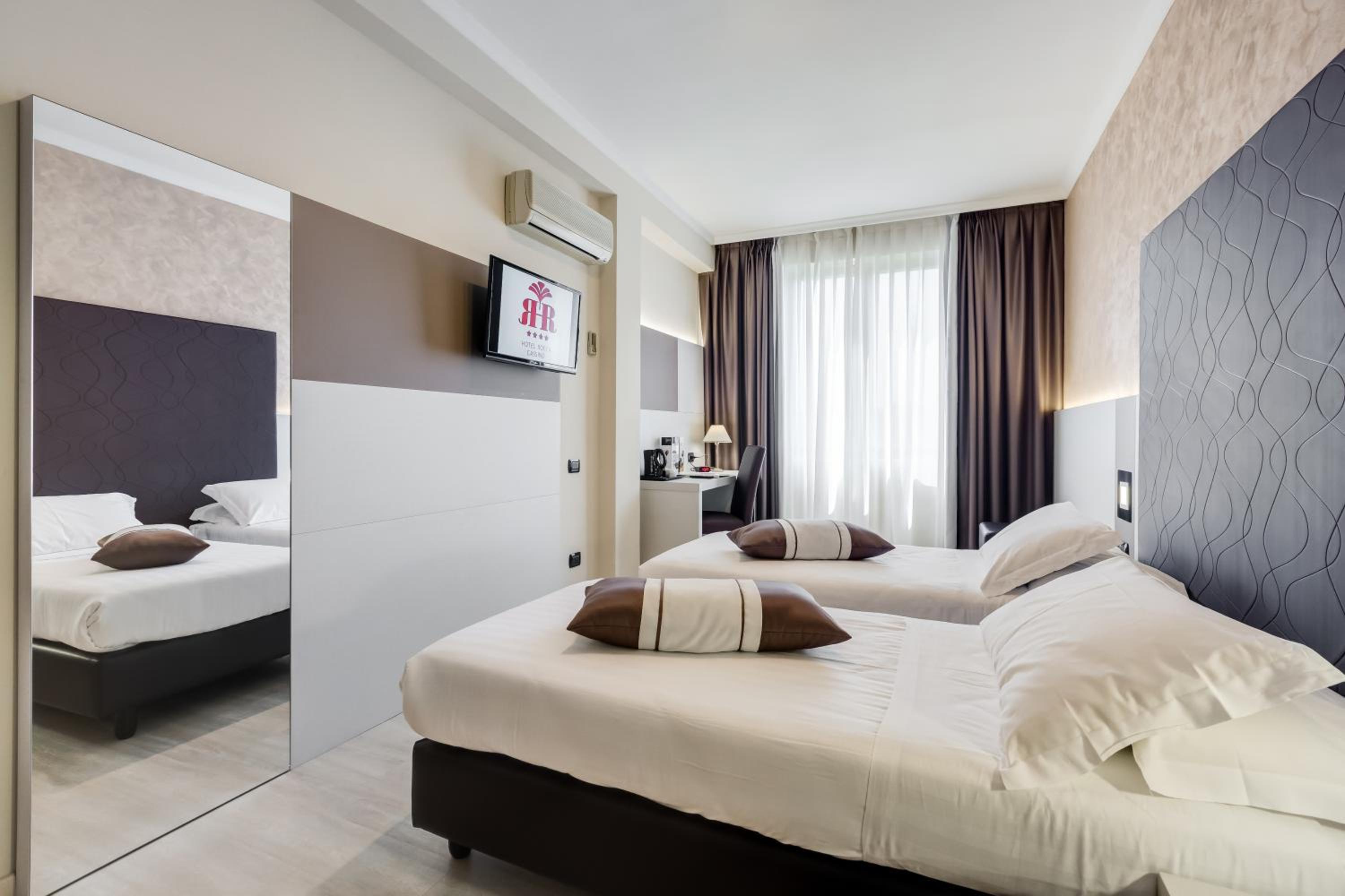 Standard Twin Room - Photo 3