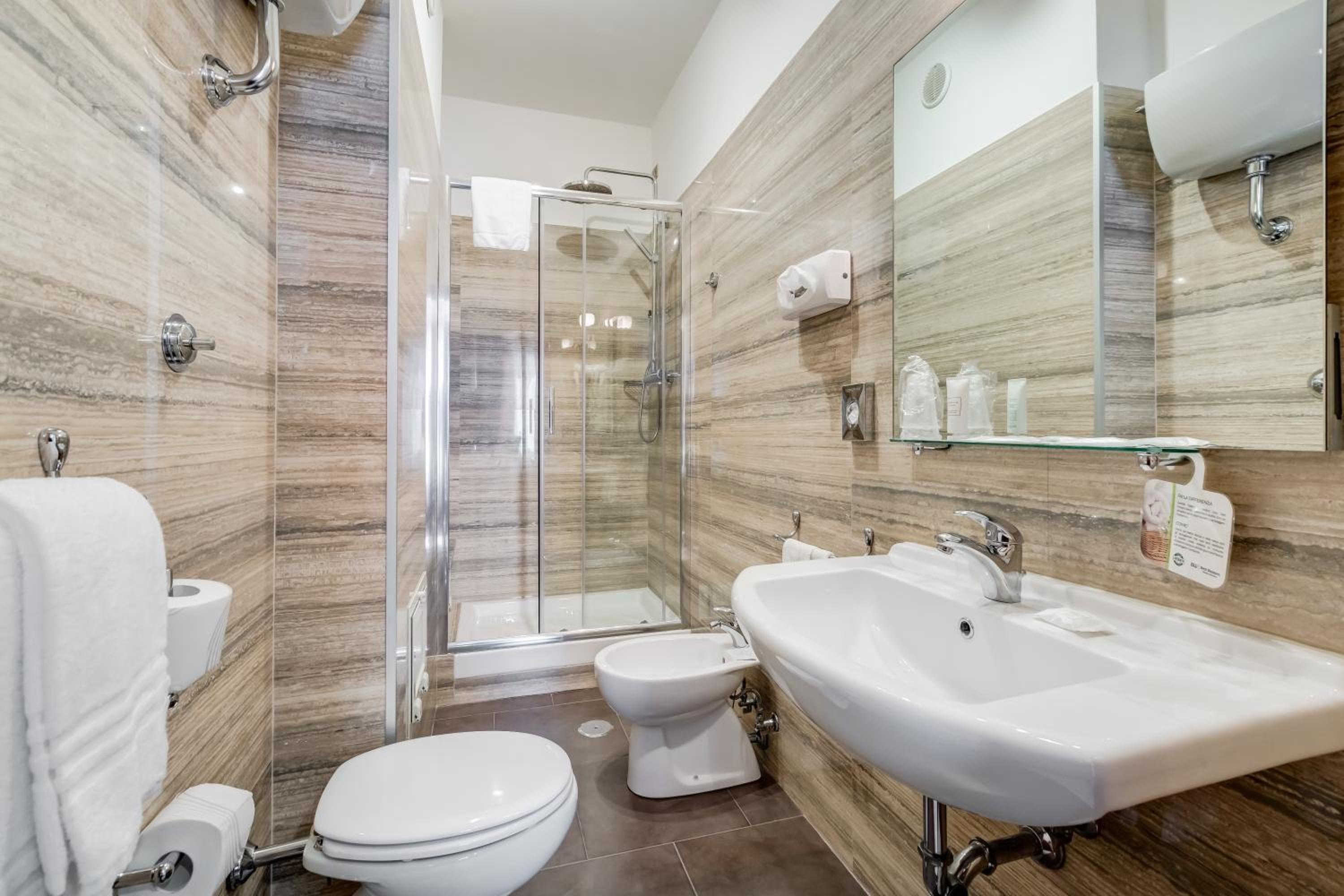 King Suite with Hot Tub and Walk-In Closet - Photo 4