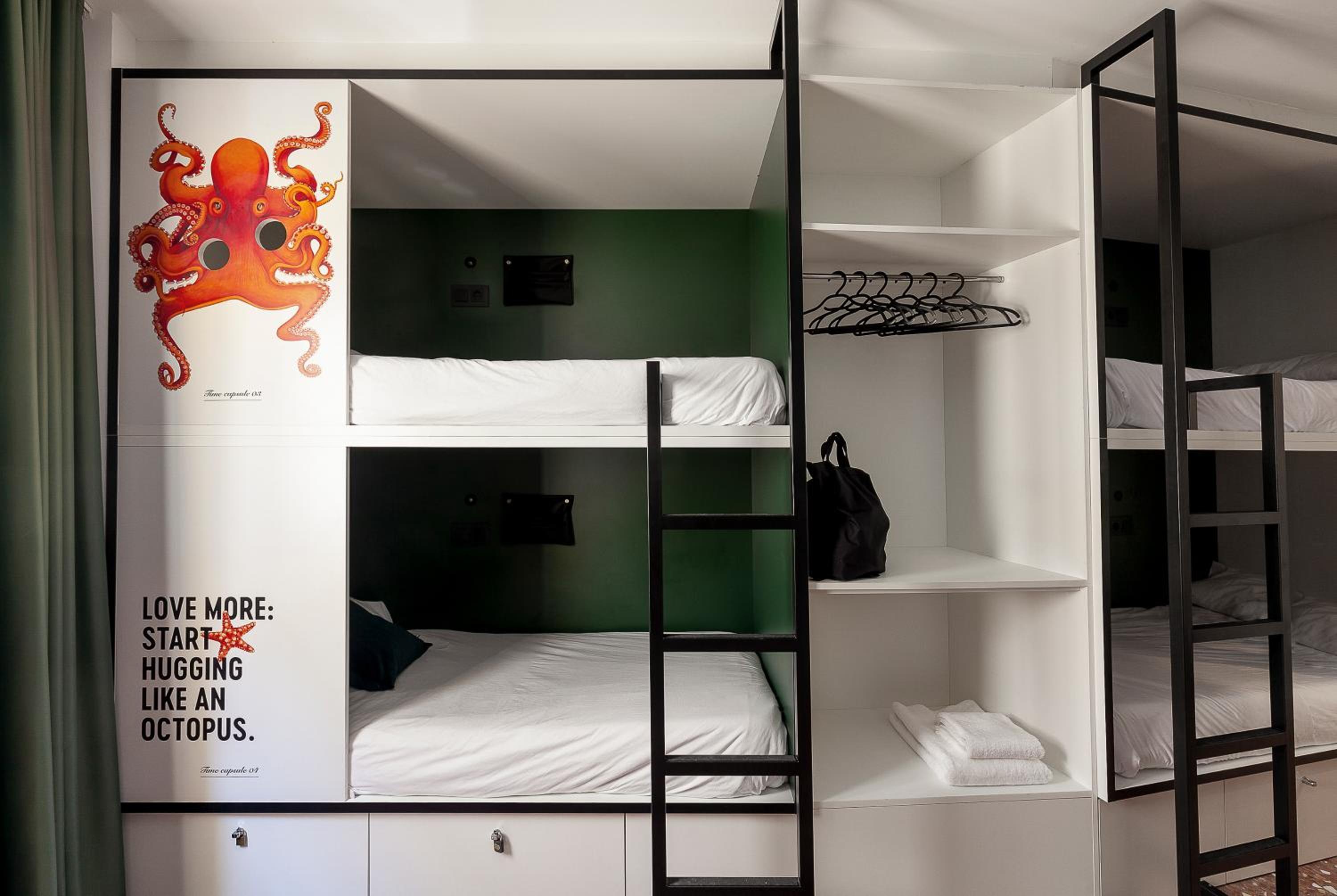 Cama en Dormitorio Mixto de 8 Camas con Baño Compartido