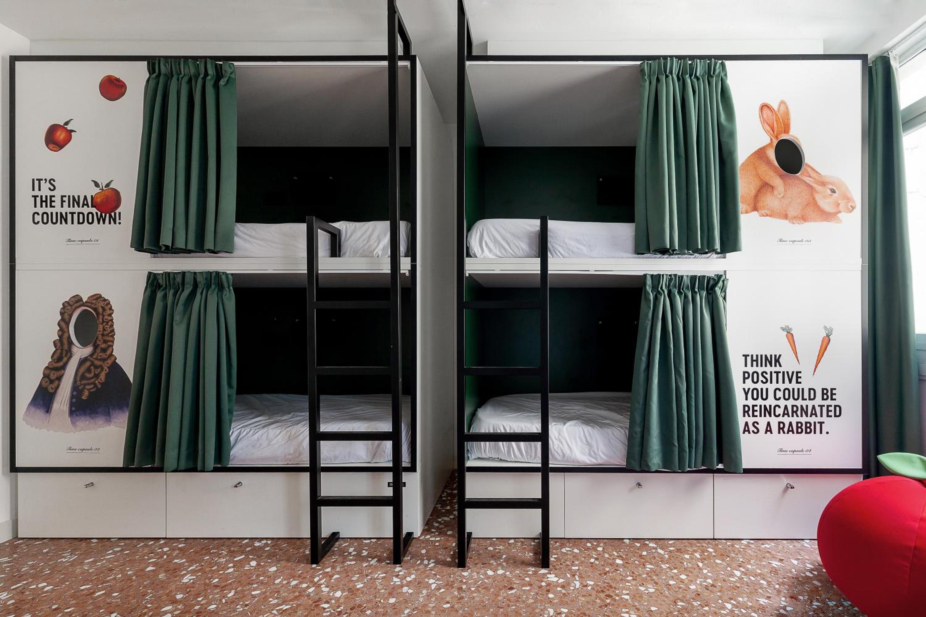 Cama en Habitación compartida solo para mujeres de 8 camas con baño.
