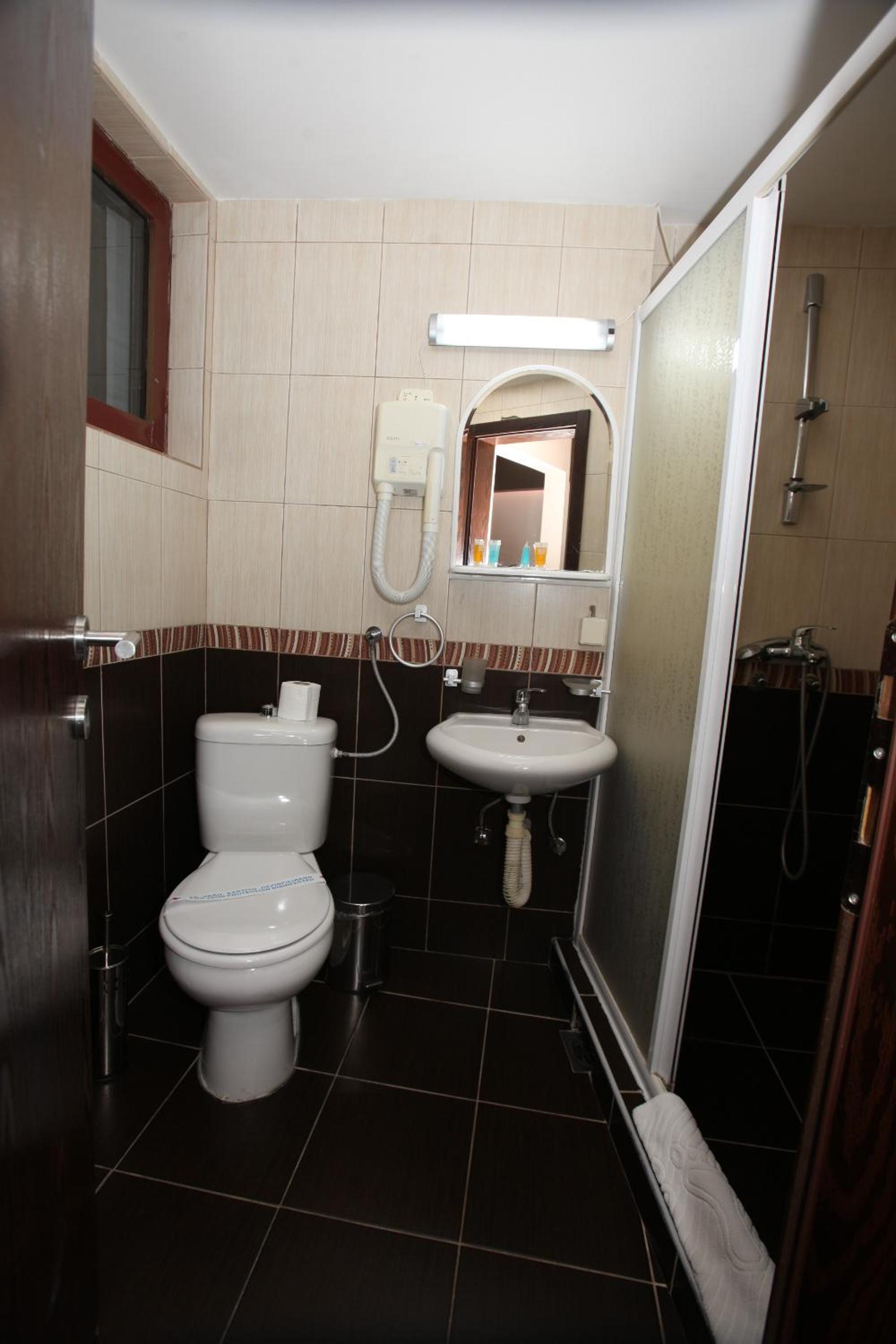 Standard Double or Twin Room - Photo 4