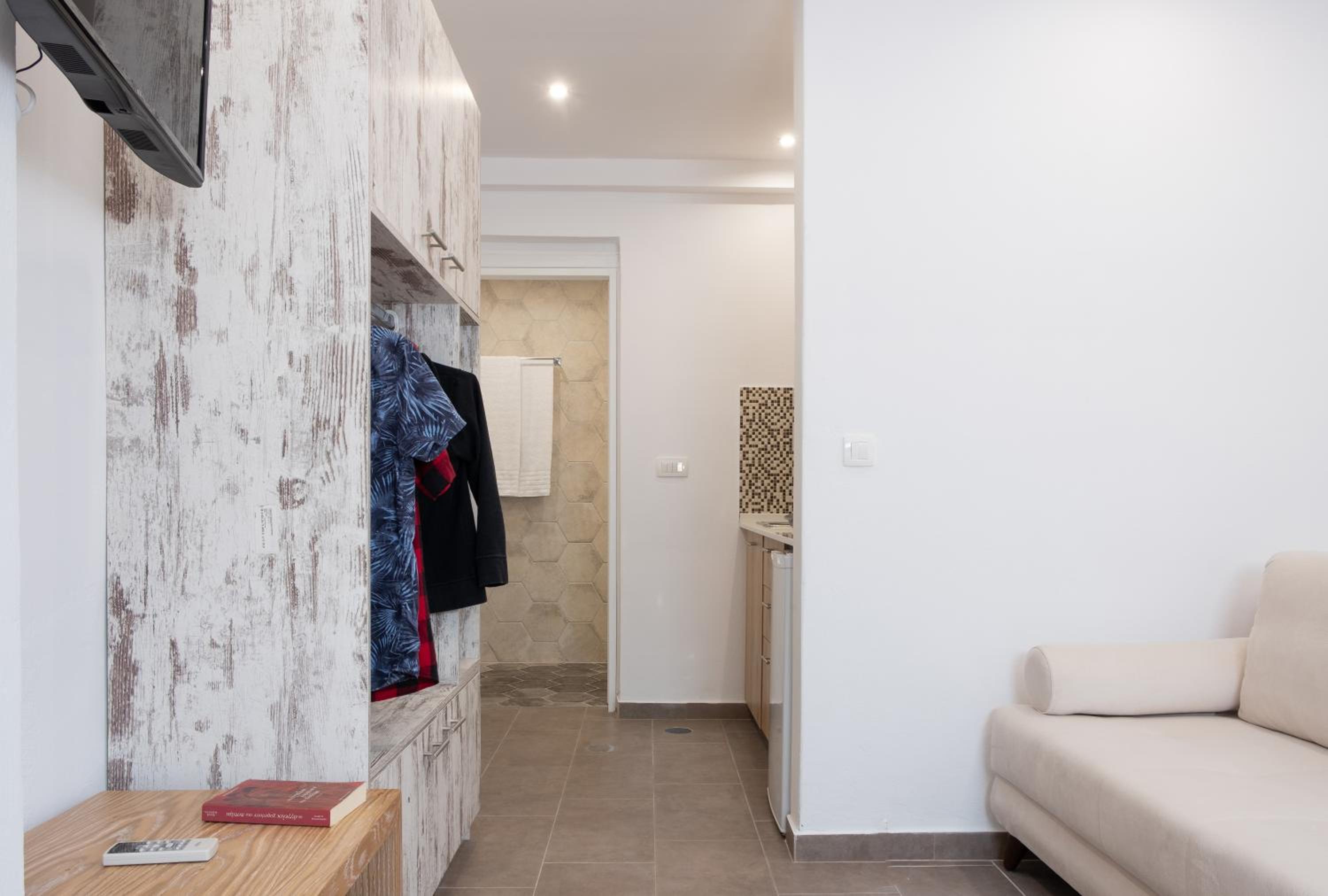 One-Bedroom Apartment - Photo 2