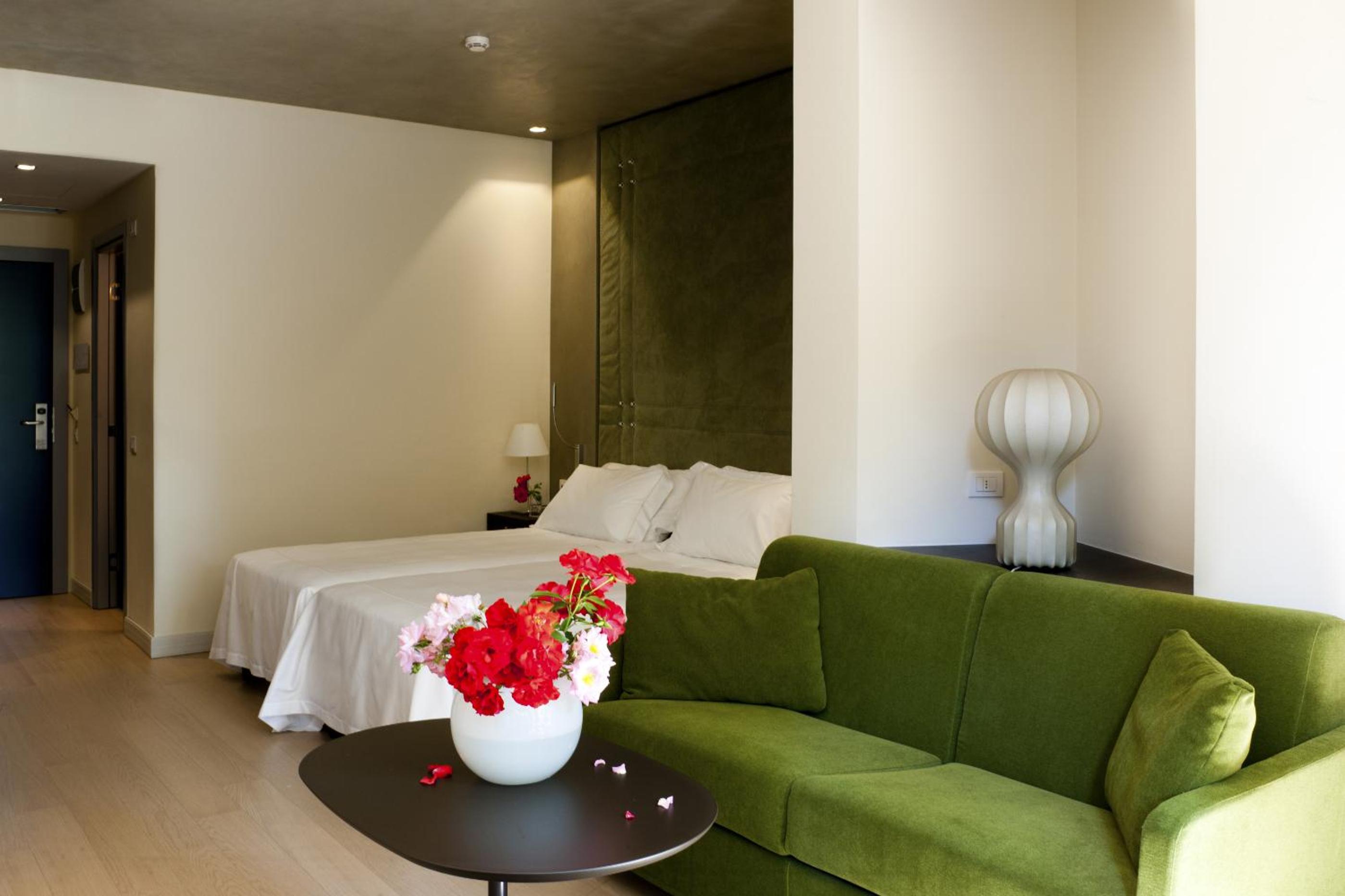 Standard Double or Twin Room with Park View - Photo 9