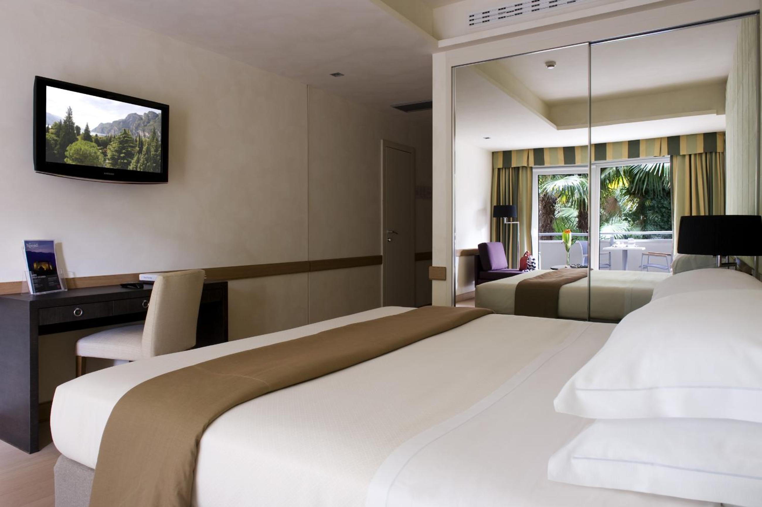 Standard Double or Twin Room with Park View - Photo 3