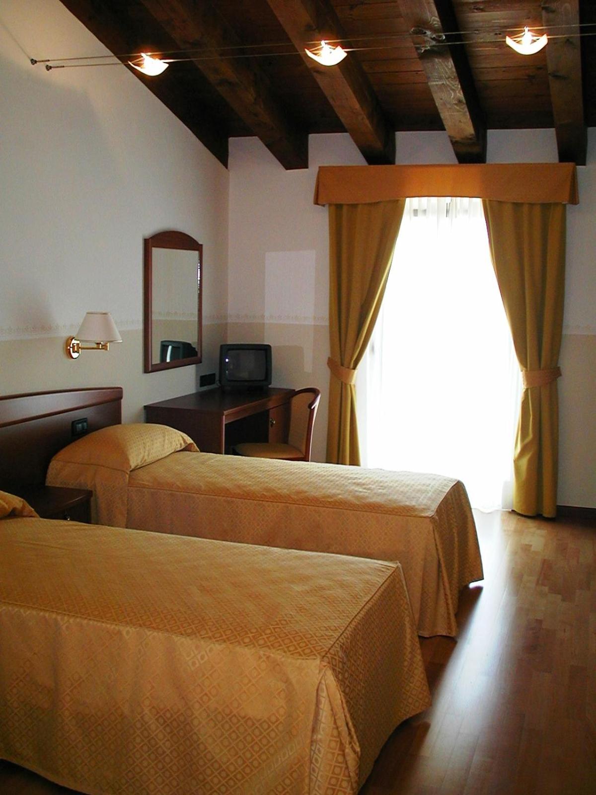 Double or Twin Room - Photo 4