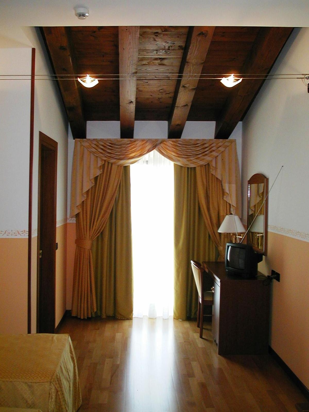Double or Twin Room - Photo 7
