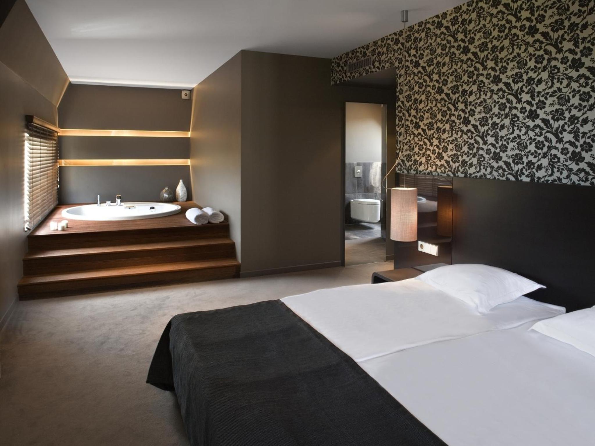 Large Suite photo 2