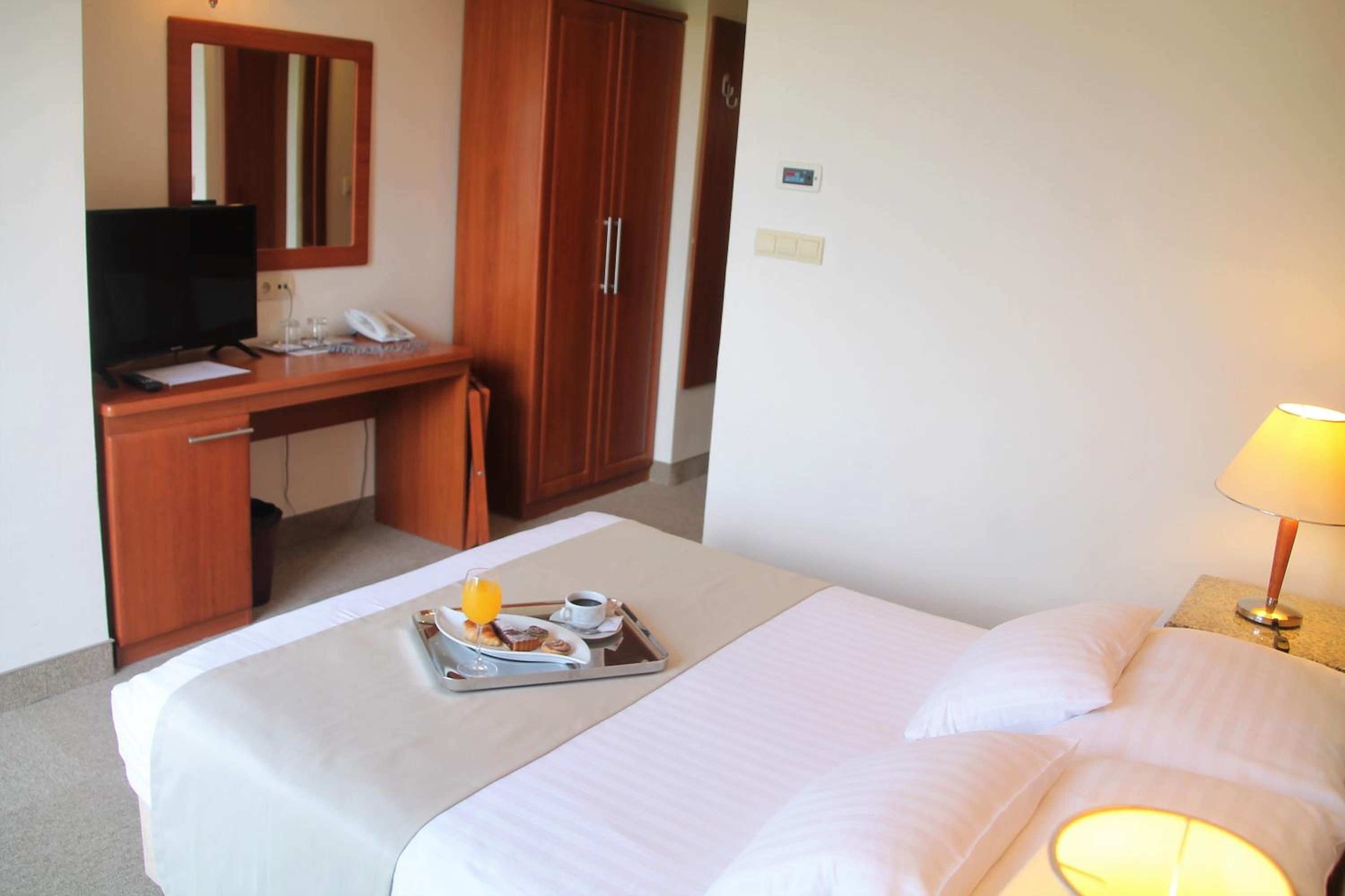 Standard Double Room - Photo 6