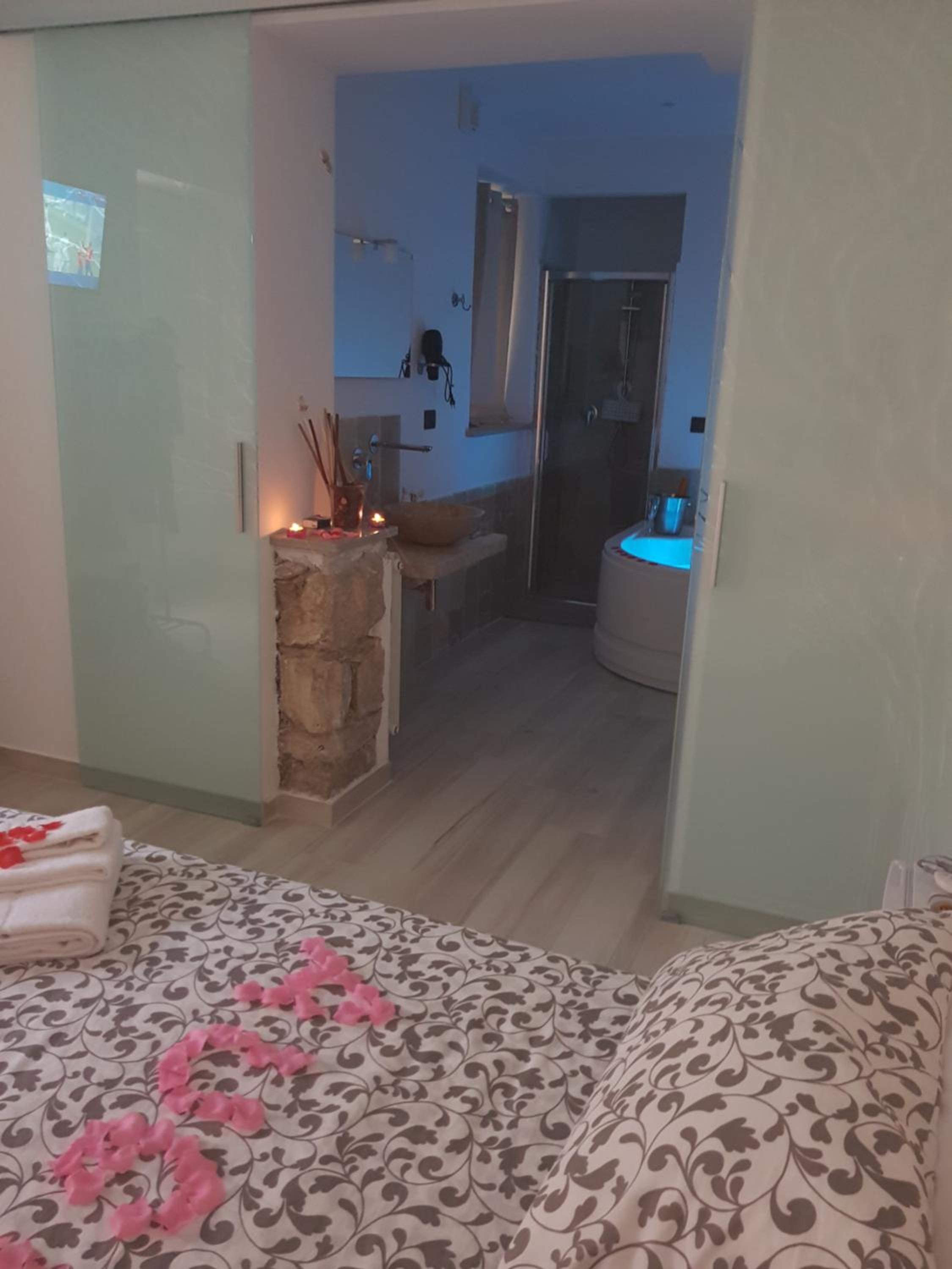 Suite with Spa Bath - Photo 1