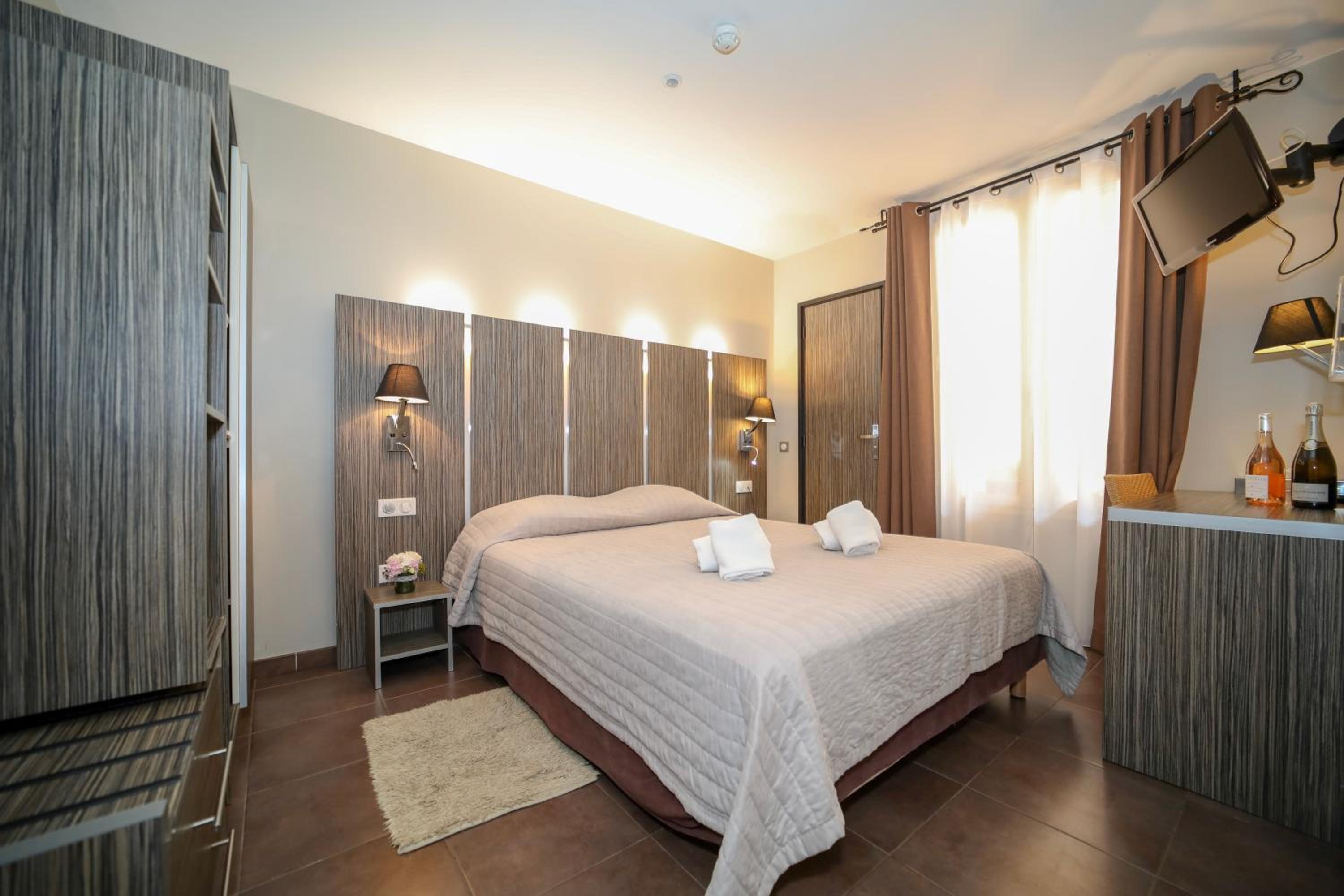 Economy Double Room with Street View