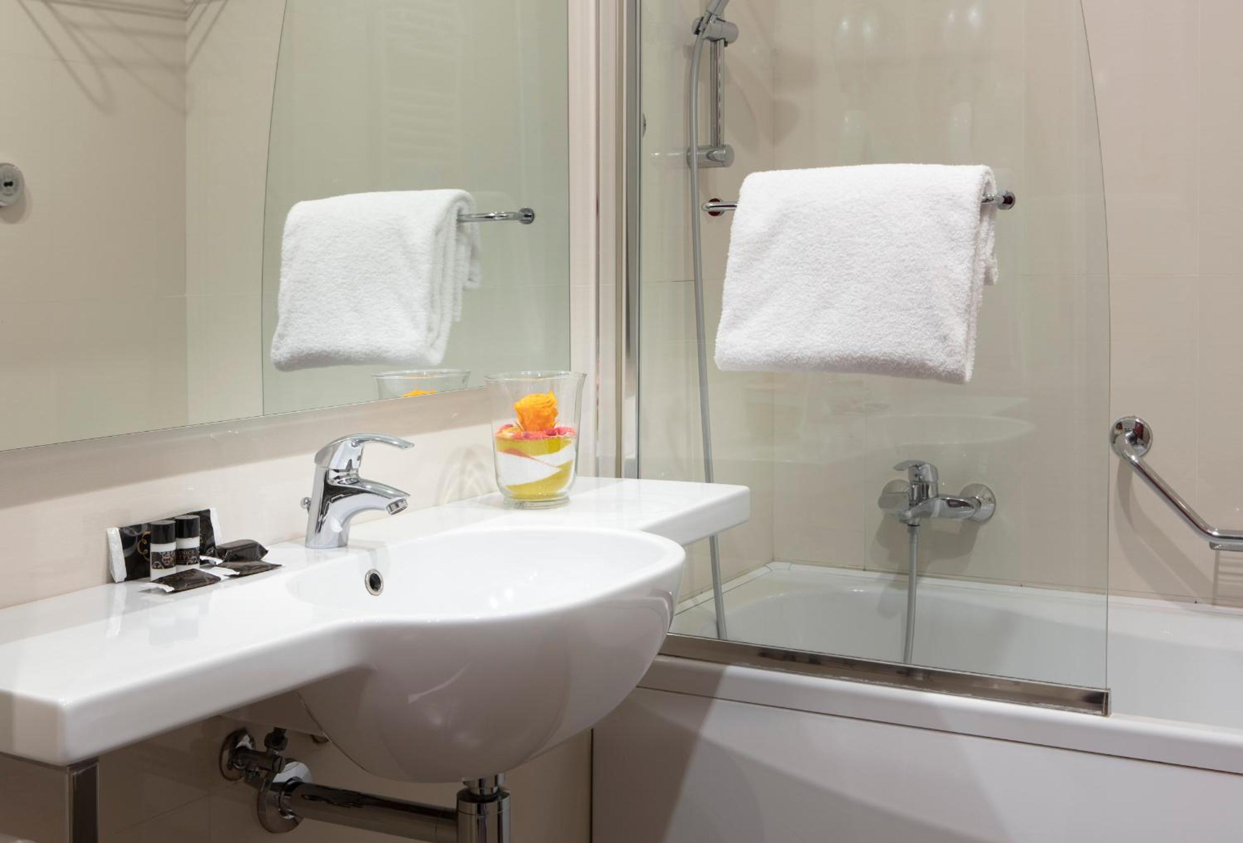 Classic Double or Twin Room - Photo 6